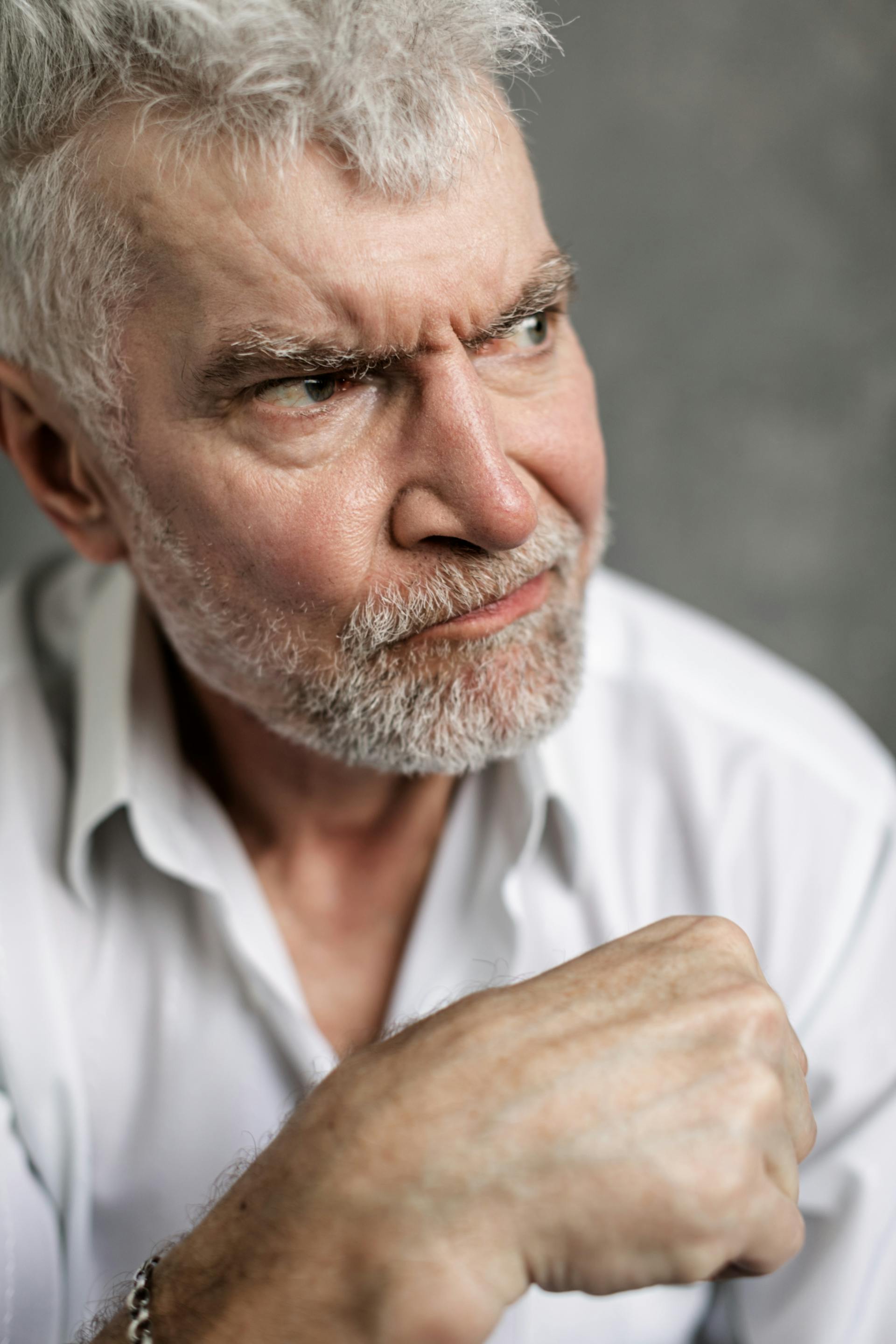 A man glaring at something | Source: Pexels