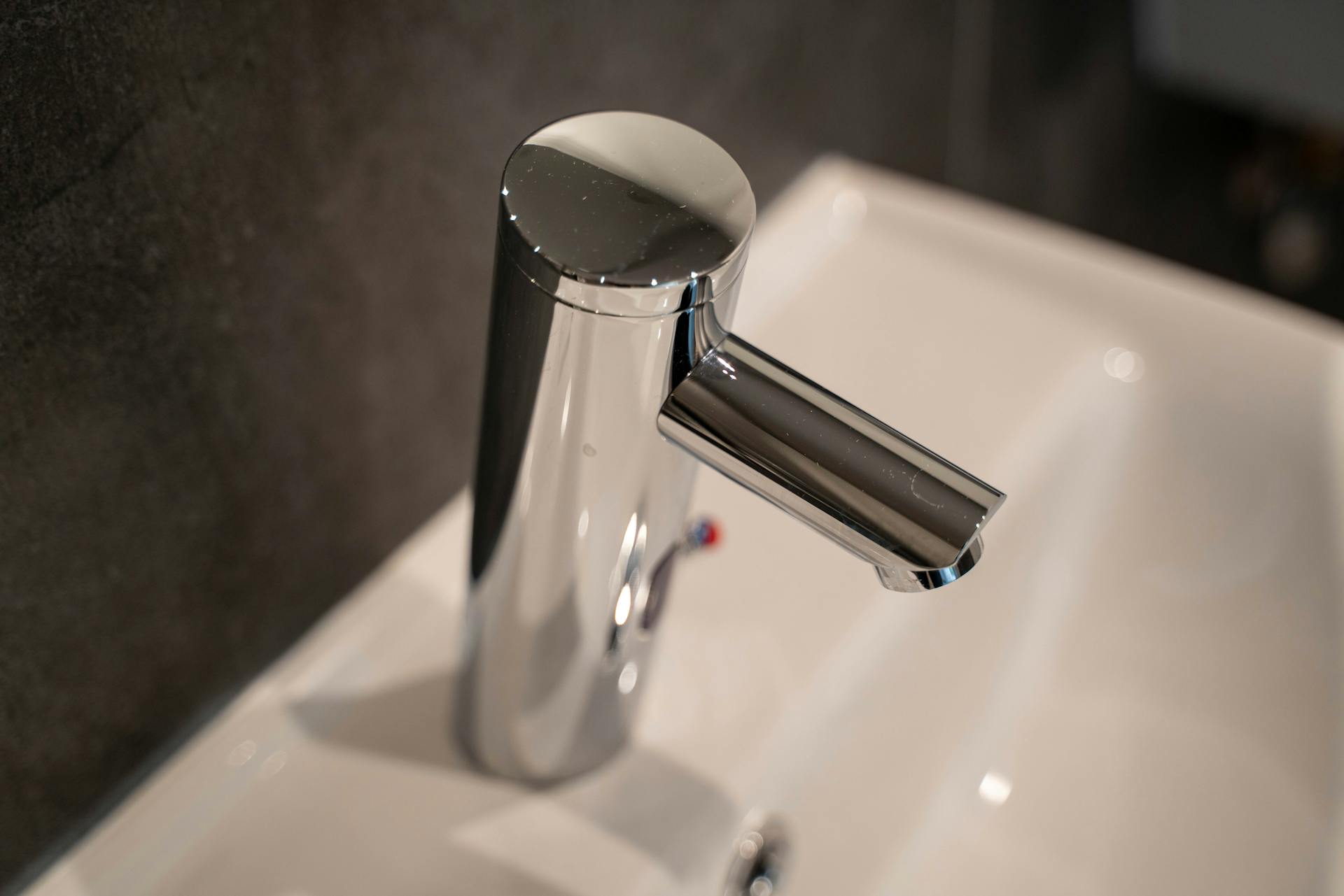 A bathroom basin faucet | Source: Pexels