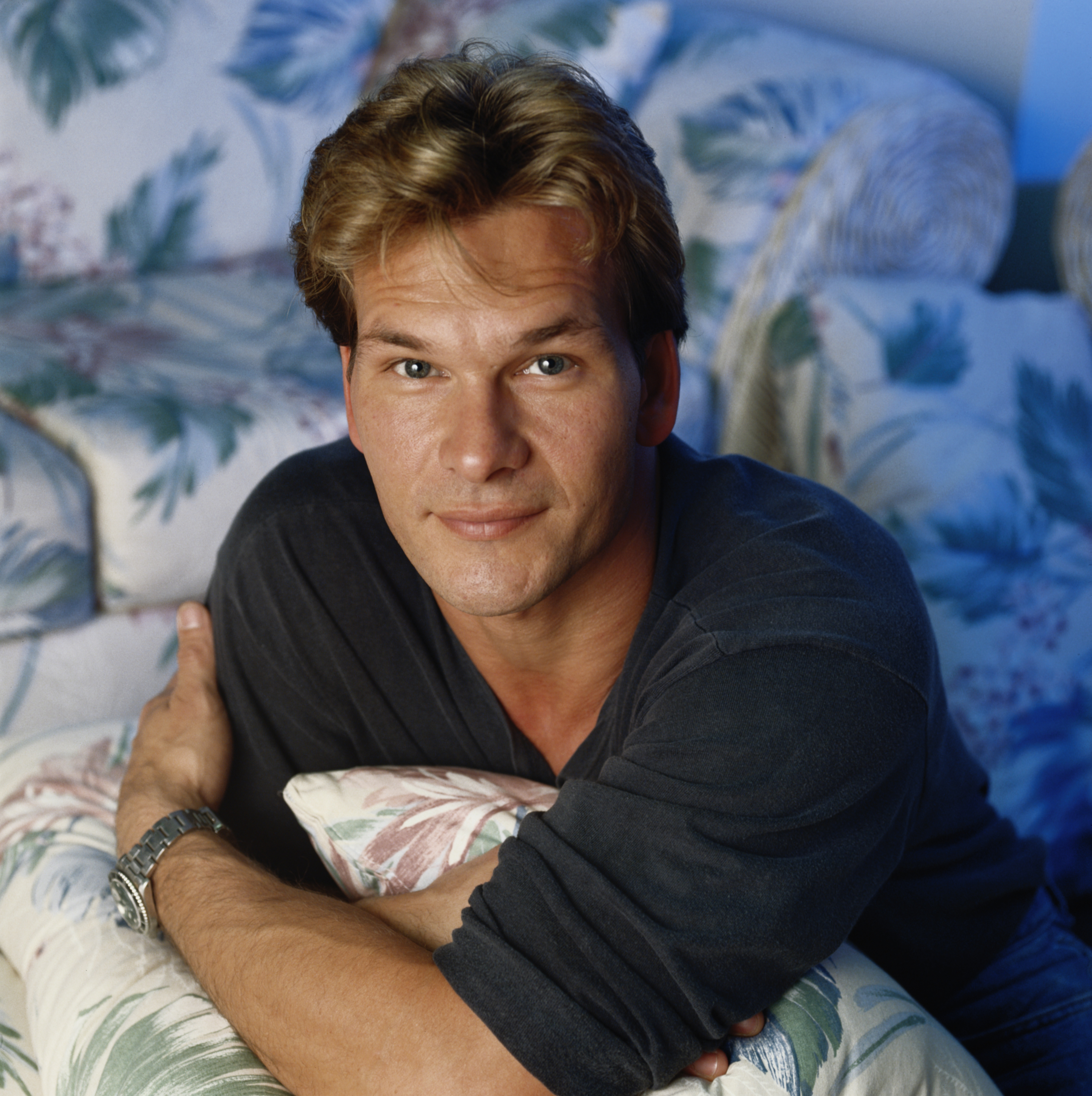 Patrick Swayze poses for a portrait, circa 1990. | Source: Getty Images