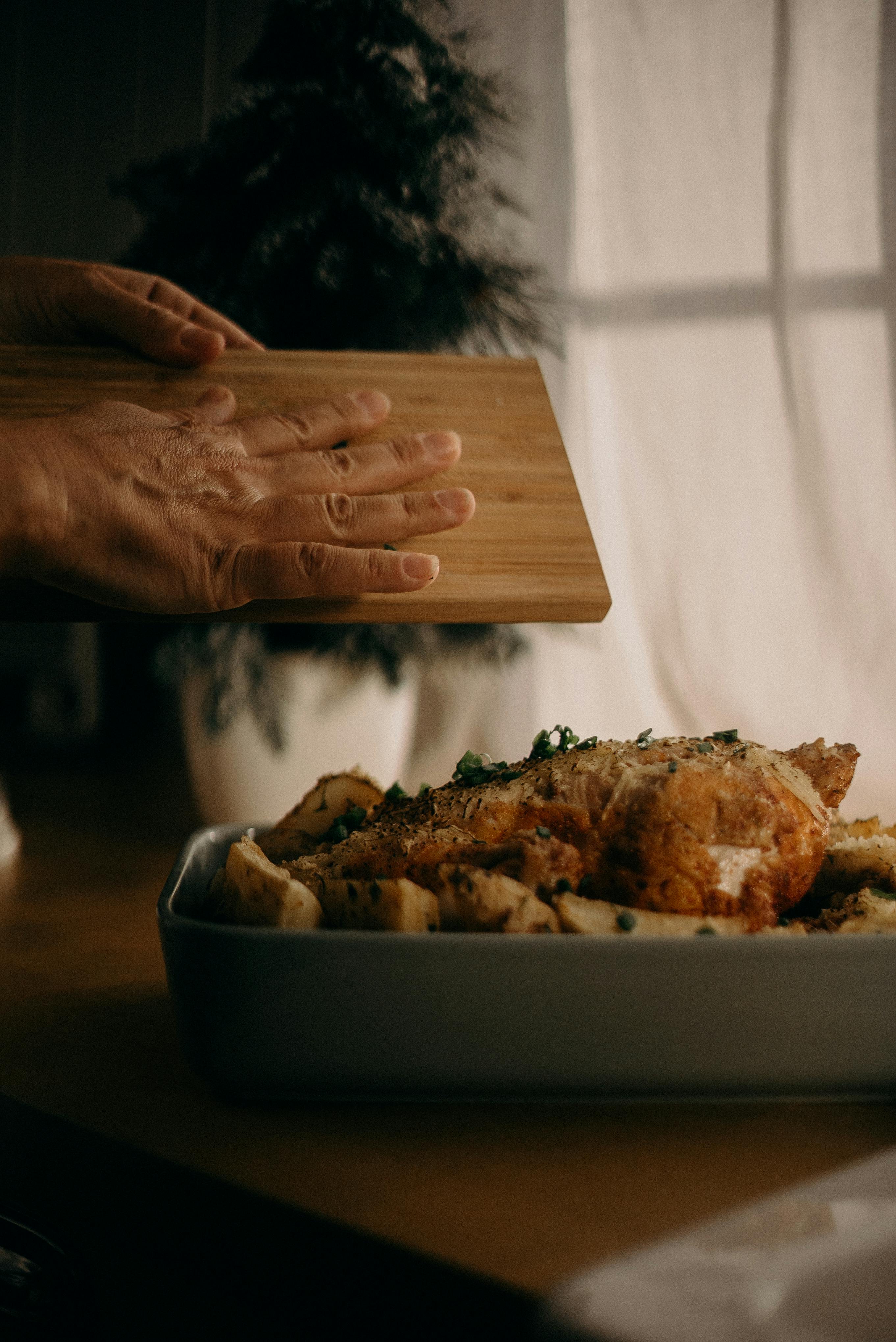 Roast chicken in a casserole | Source: Pexels