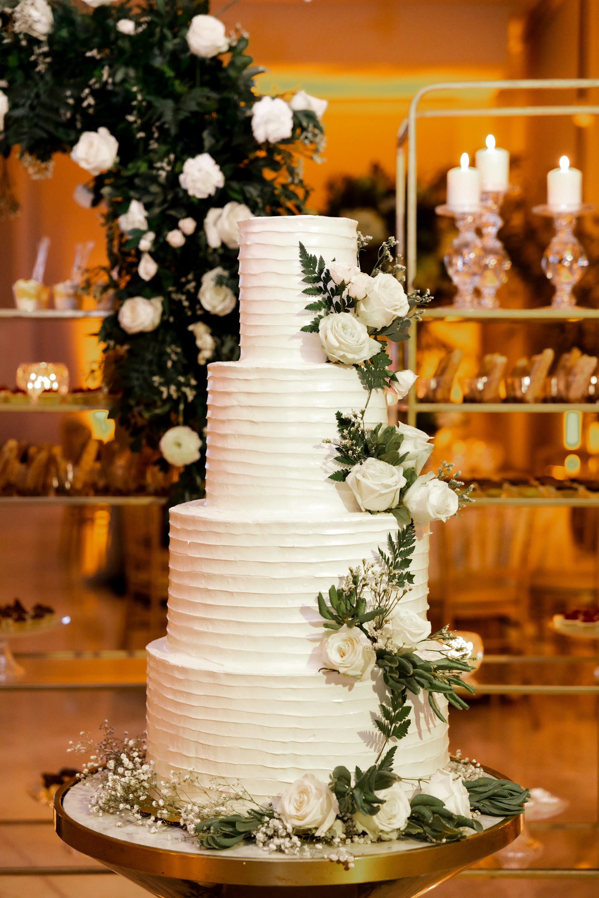 My Sister Made Me Eat in the Garage at Her Wedding Because 'There Wasn't Enough Space for Everyone Inside' 3 A stunning wedding cake | Source: Unsplash