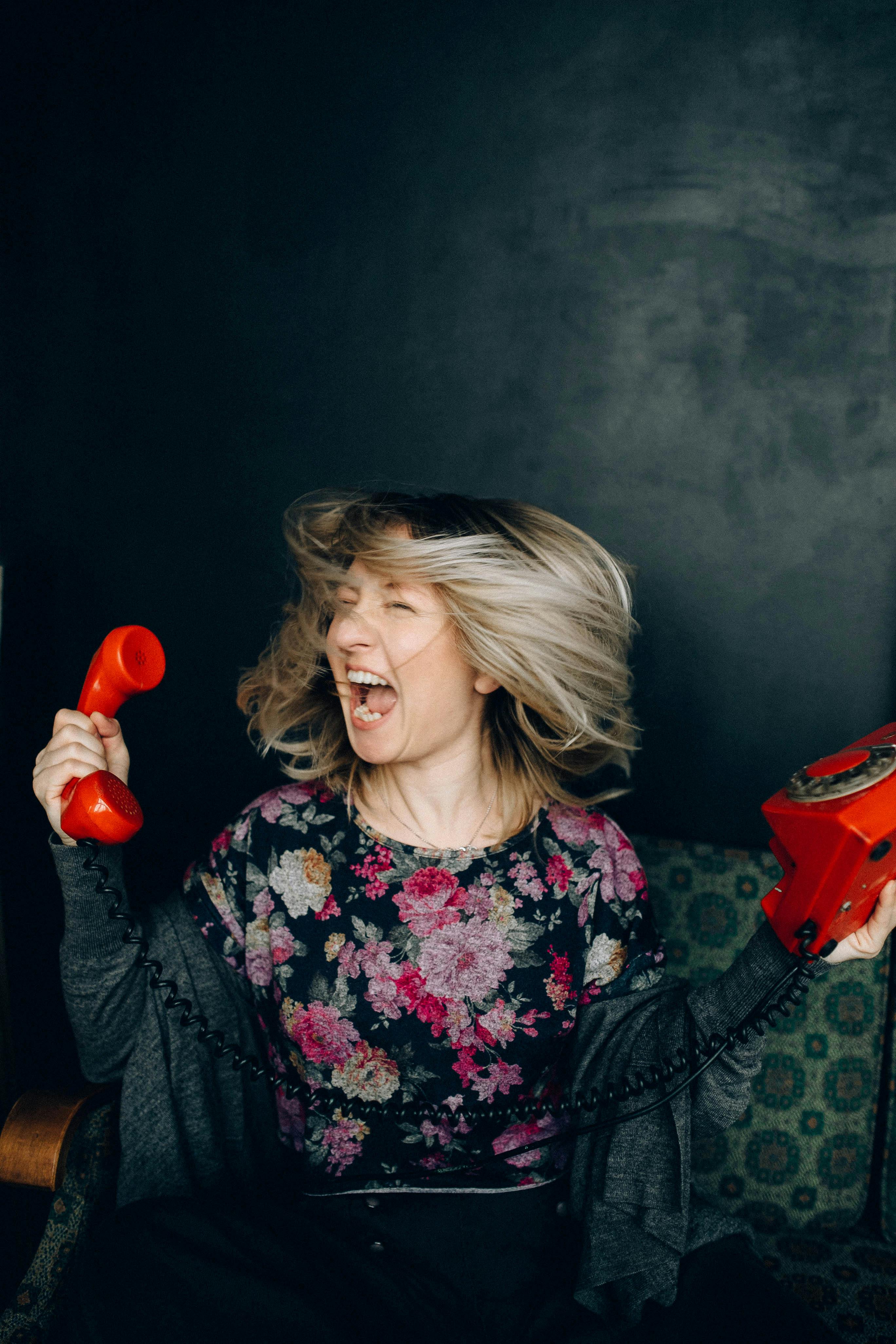An angry woman talking on the phone | Source: Pexels