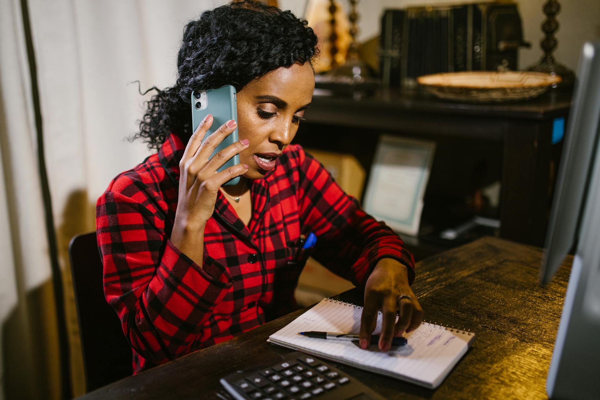 A woman speaking on her phone | Source: Pexels