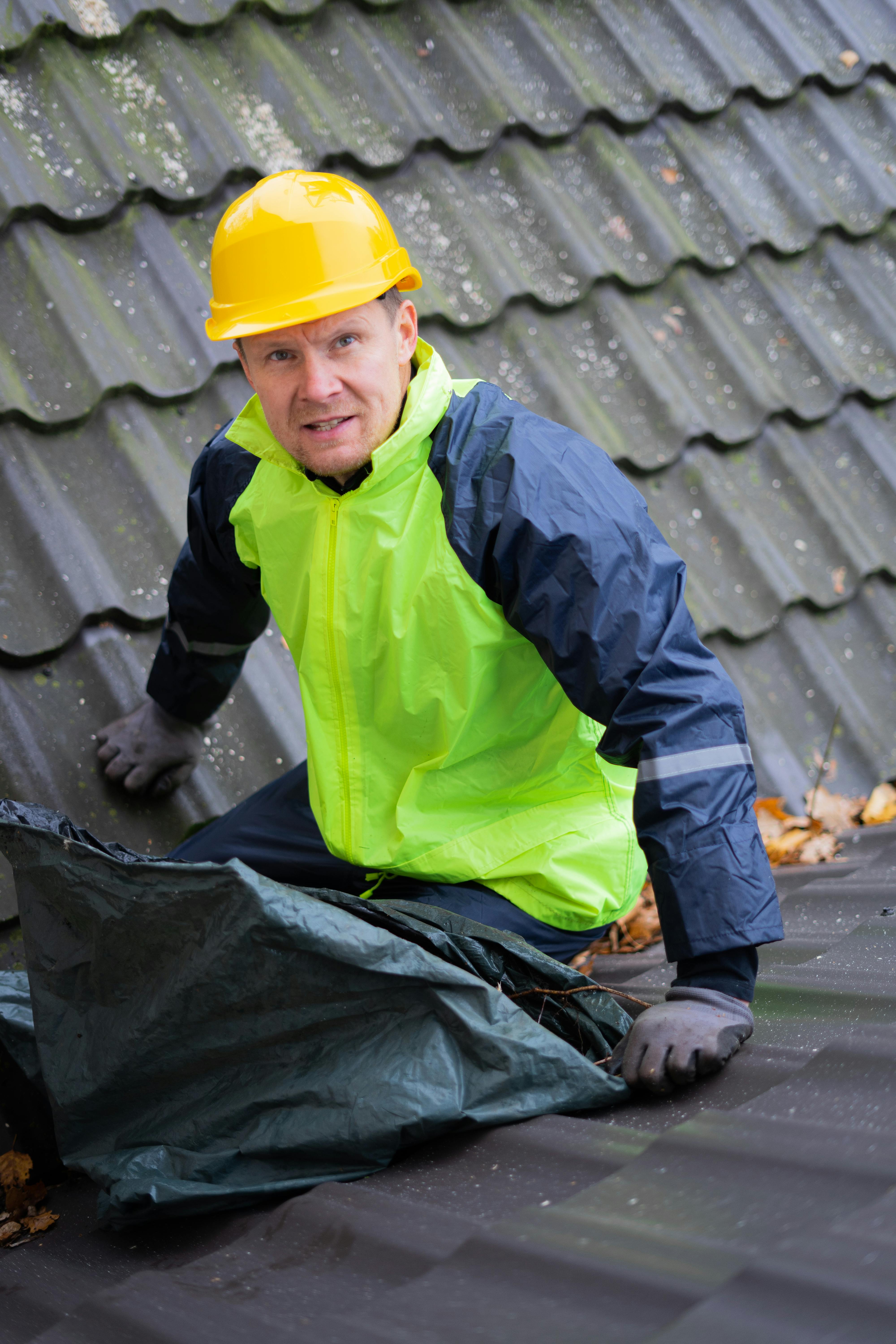 A man working on a roof | Source: Pexels