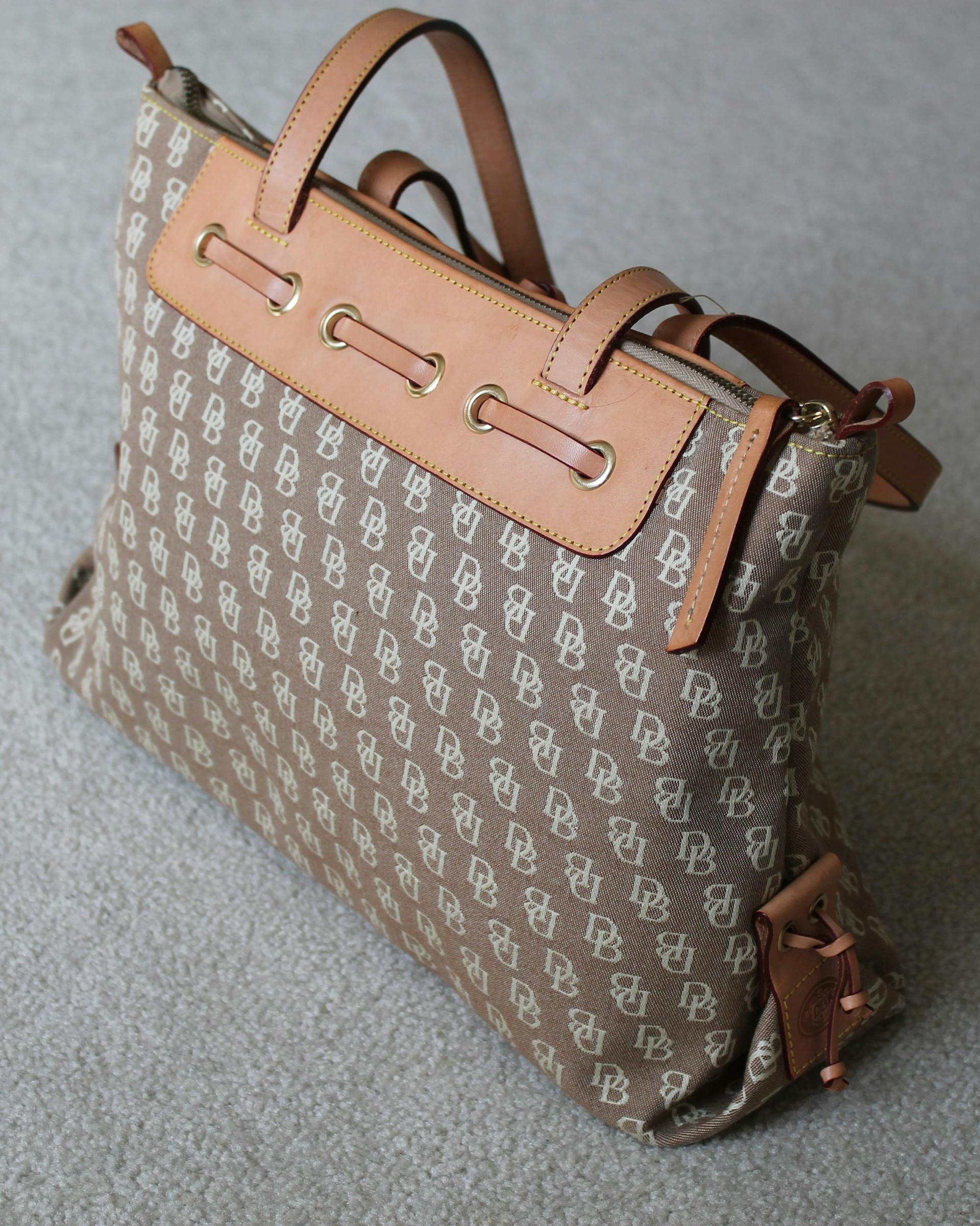 A canvas tote bag with leather accents | Source: Pexels