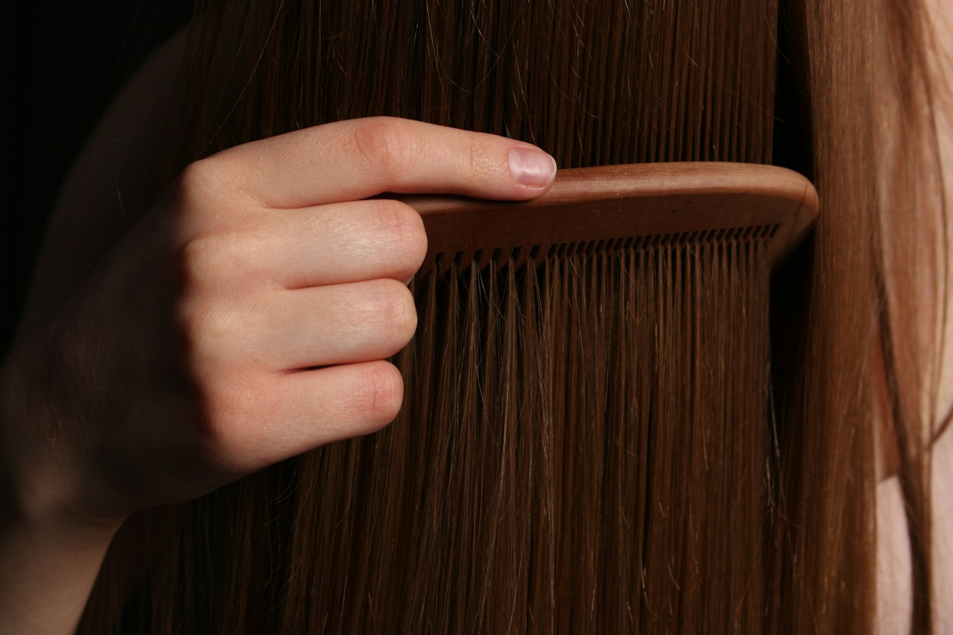A person combing long hair | Source: Unsplash