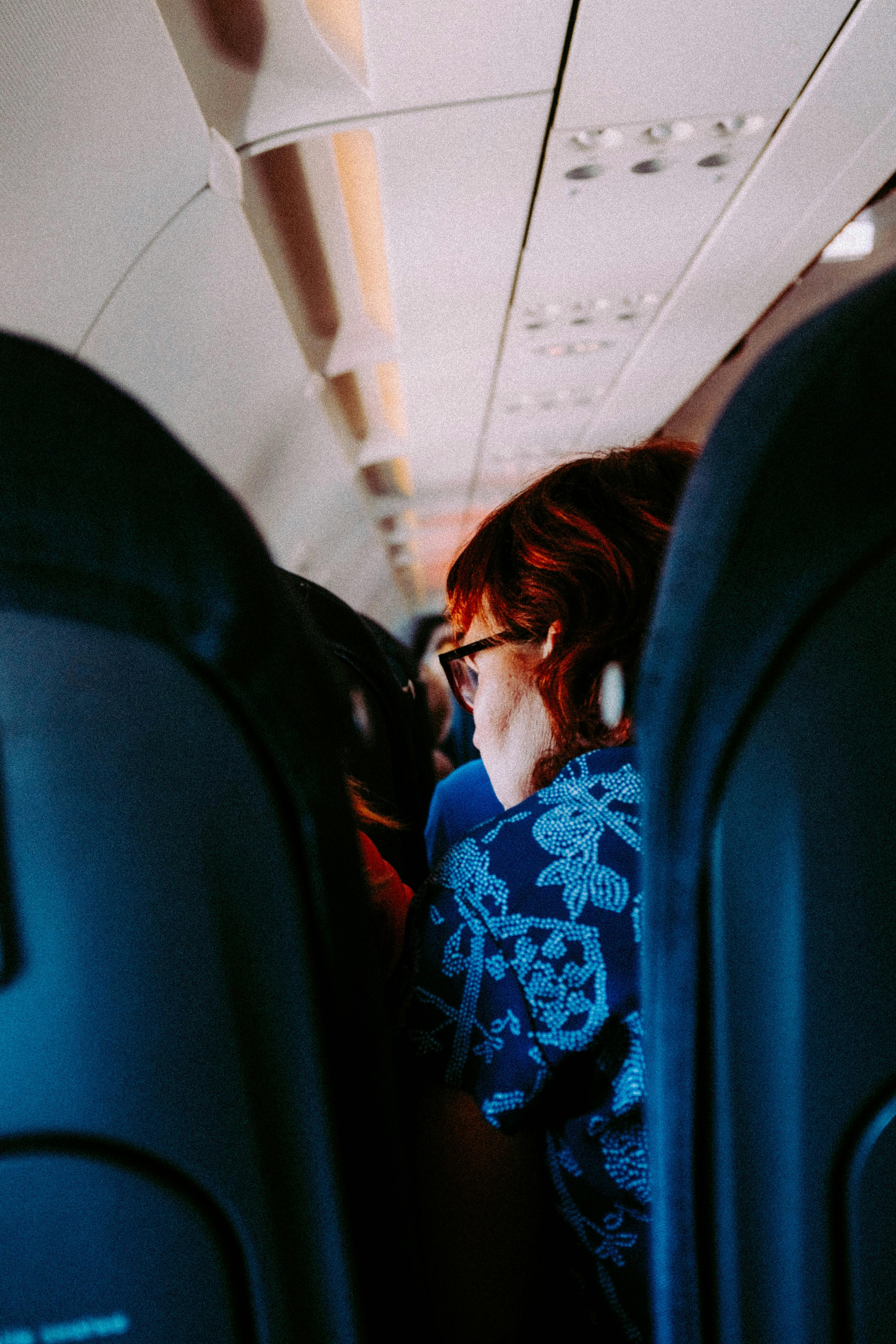 Une femme assise dans un siège d'avion | Source : Pexels