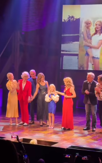 Olivia and Emily Van Der Beek singing "I Don't Want to Wait" by Paula Cole on stage alongside the cast of "Dawson's Creek" on September 22, 2025 | Source: Instagram/jamesvanderbeek