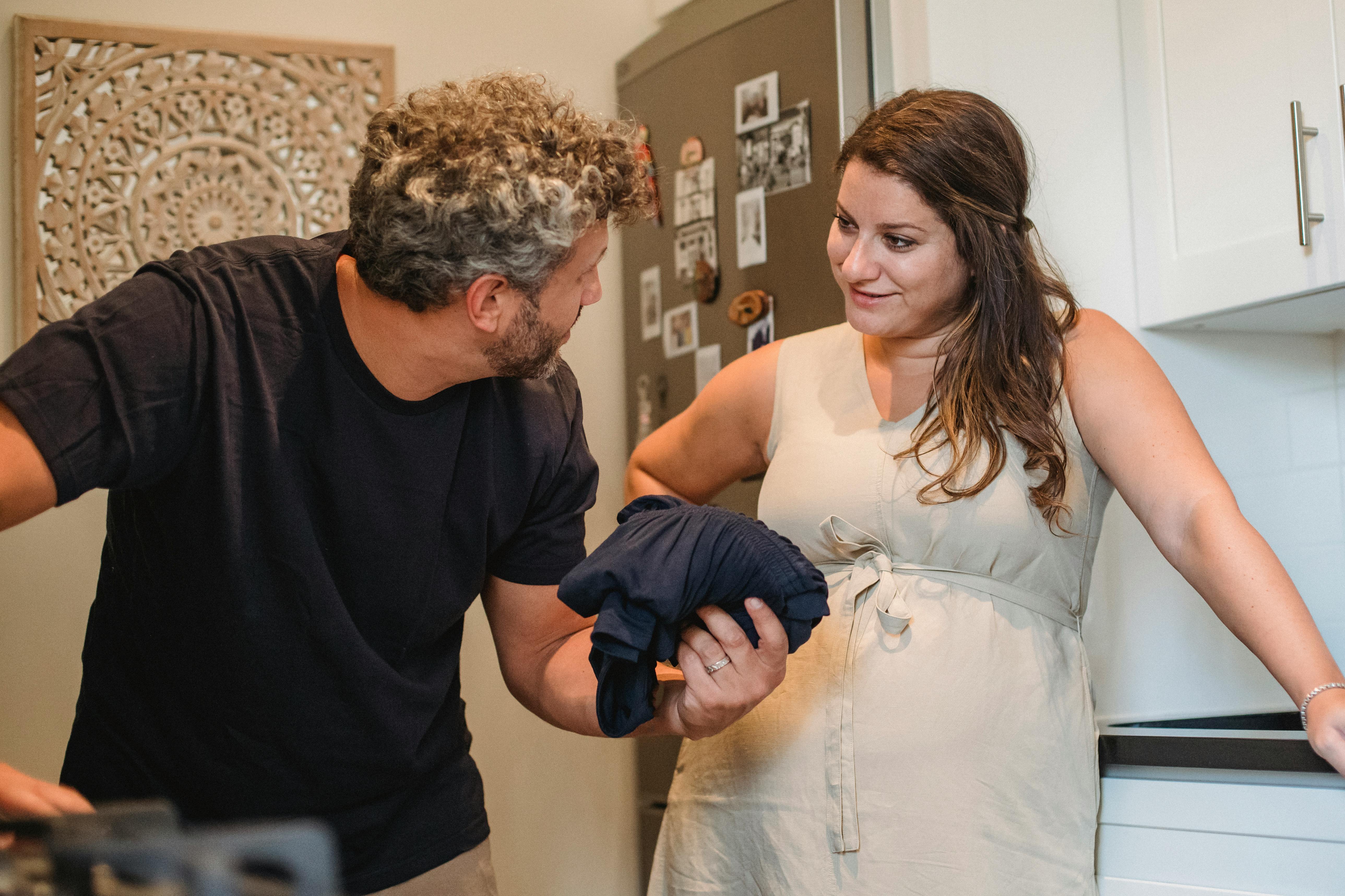 A couple doing laundry | Source: Pexels