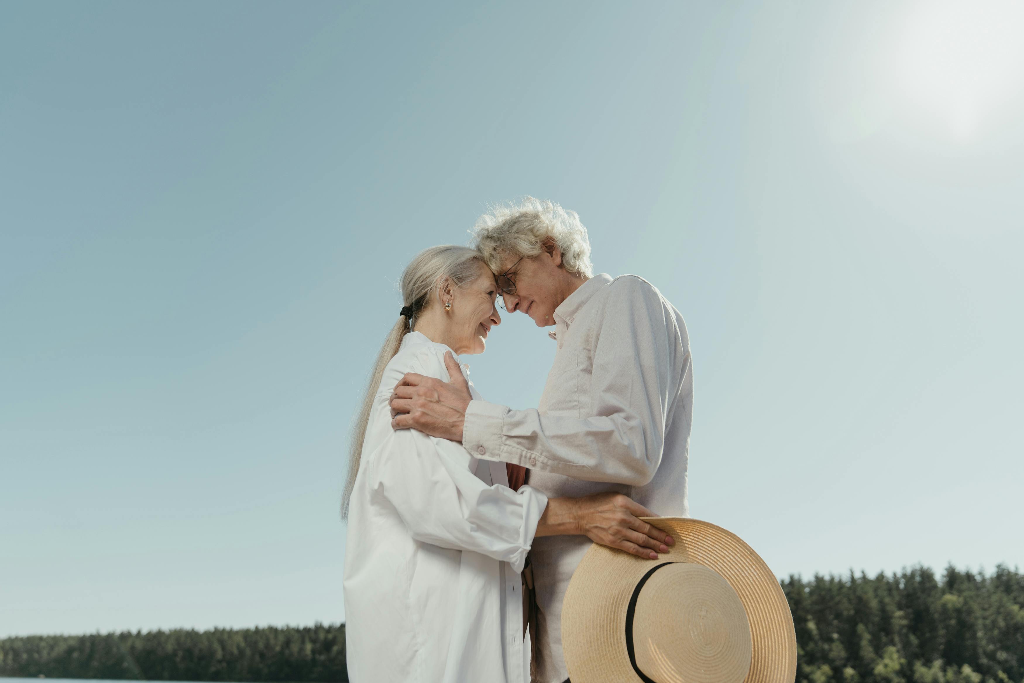Um casal de idosos abraçados | Fonte: Pexels