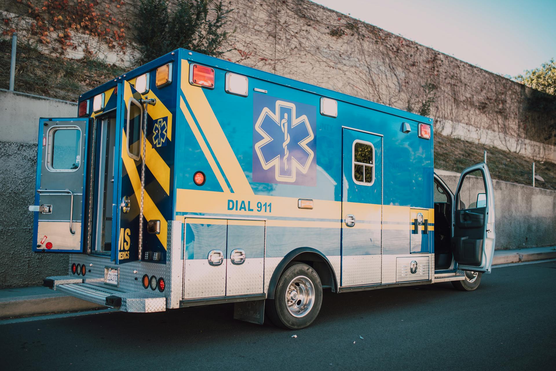 An ambulance parked on a street | Source: Pexels