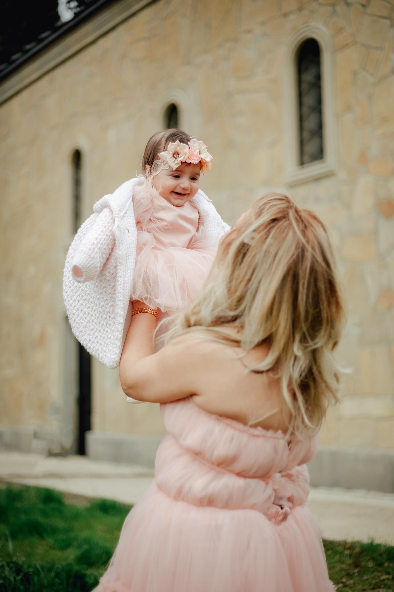 A woman holding her baby daughter | Source: Pexels