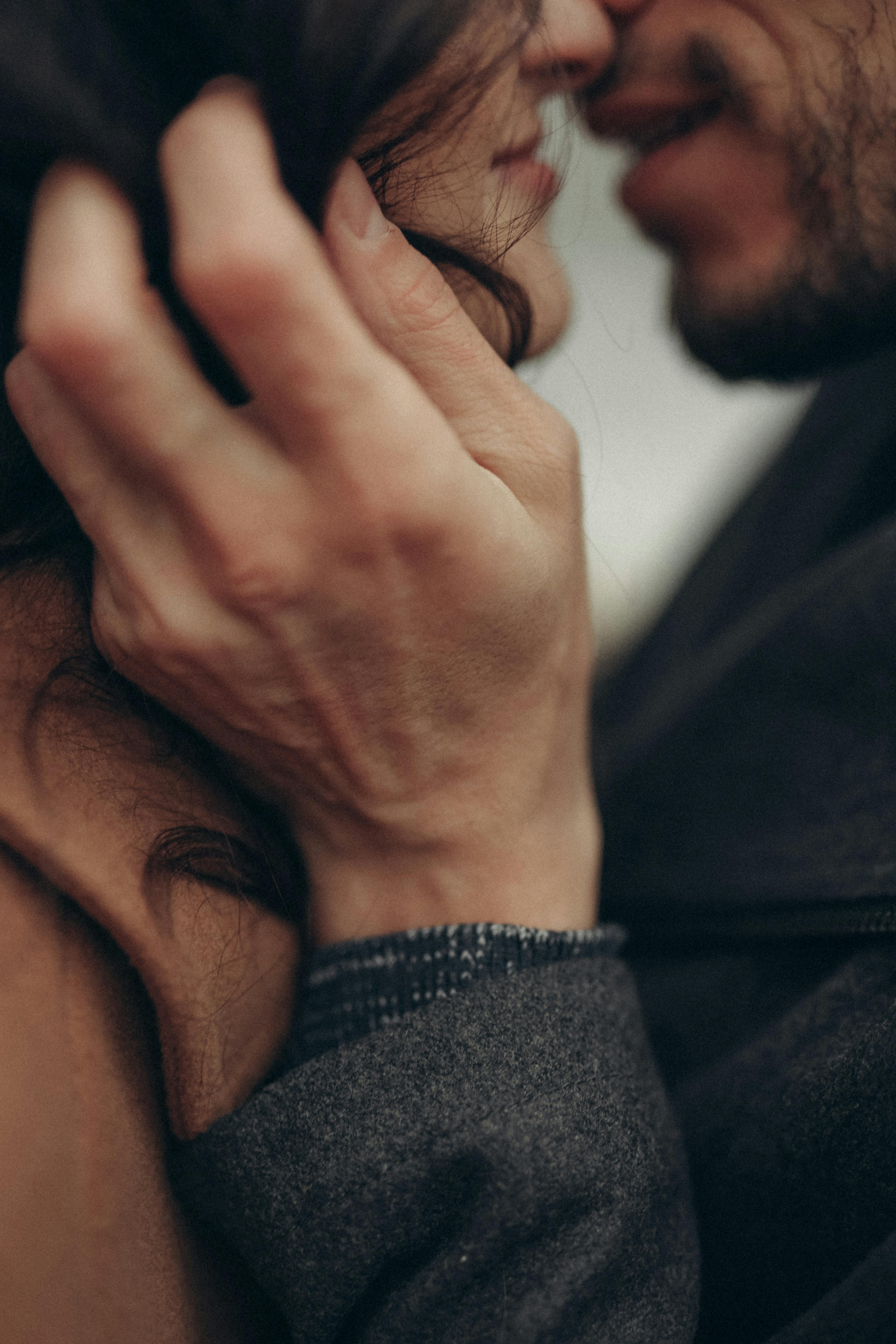 A man's hand on a woman's cheek | Source: Pexels