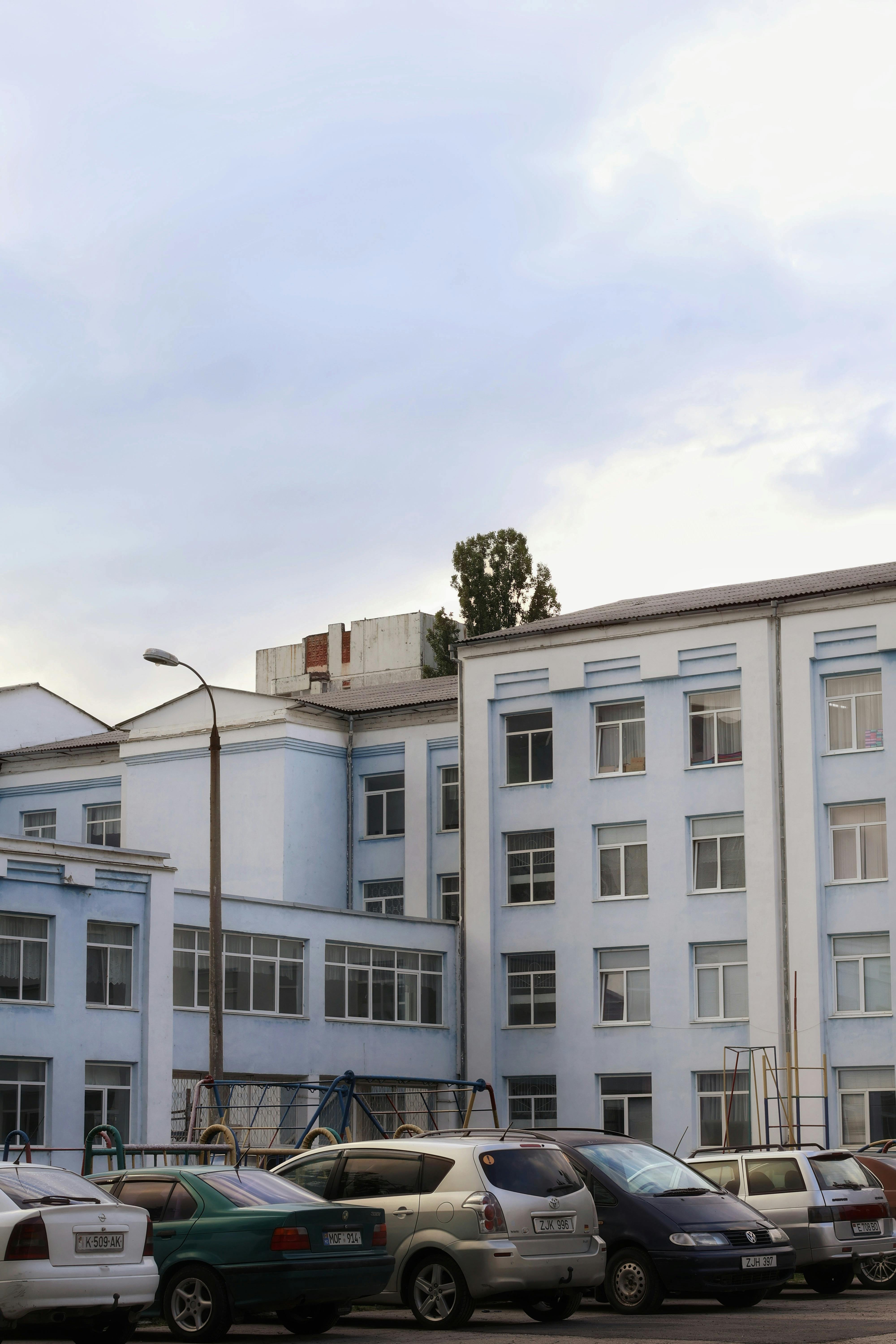 An apartment parking lot | Source: Pexels
