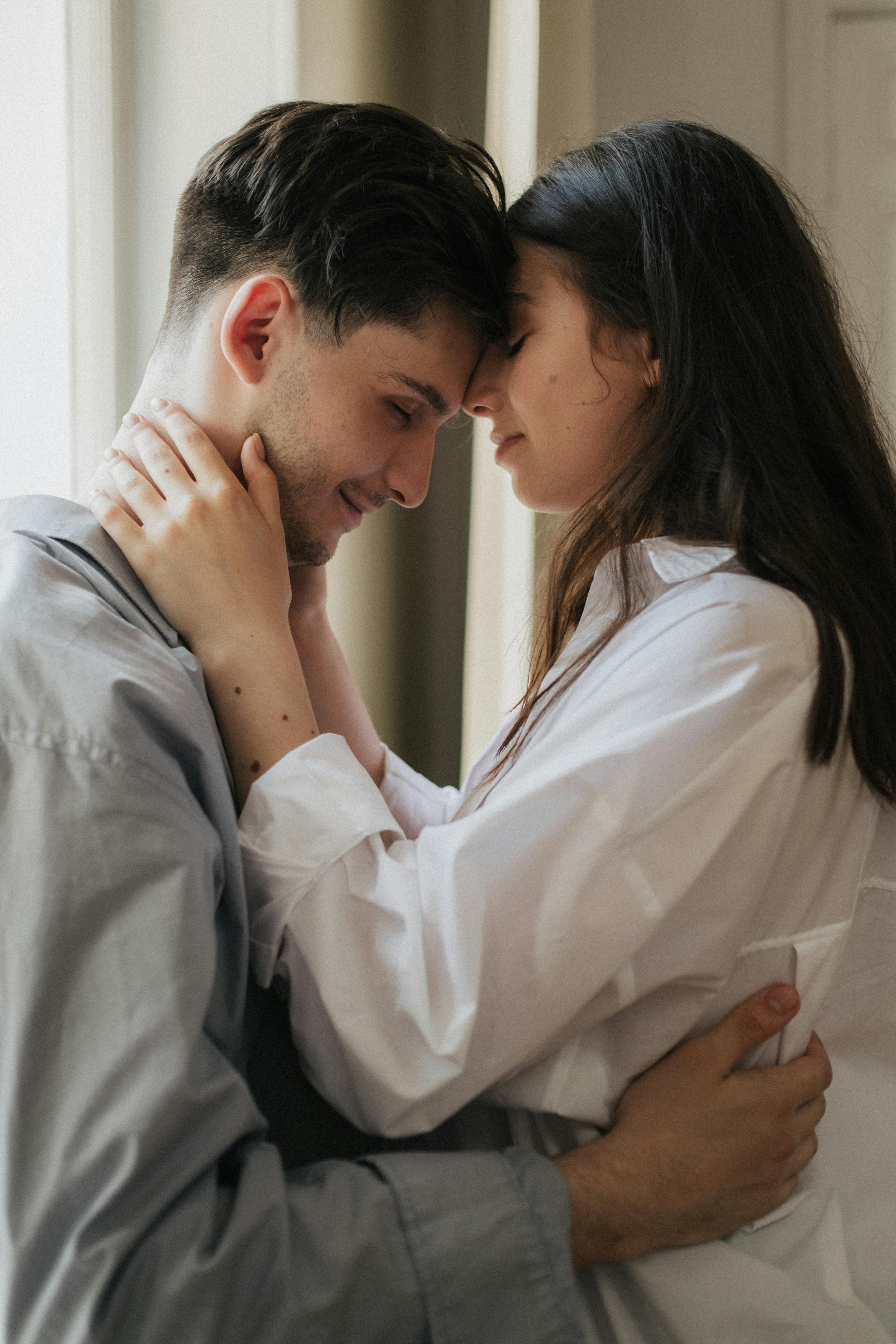 A man and woman embracing | Source: Pexels
