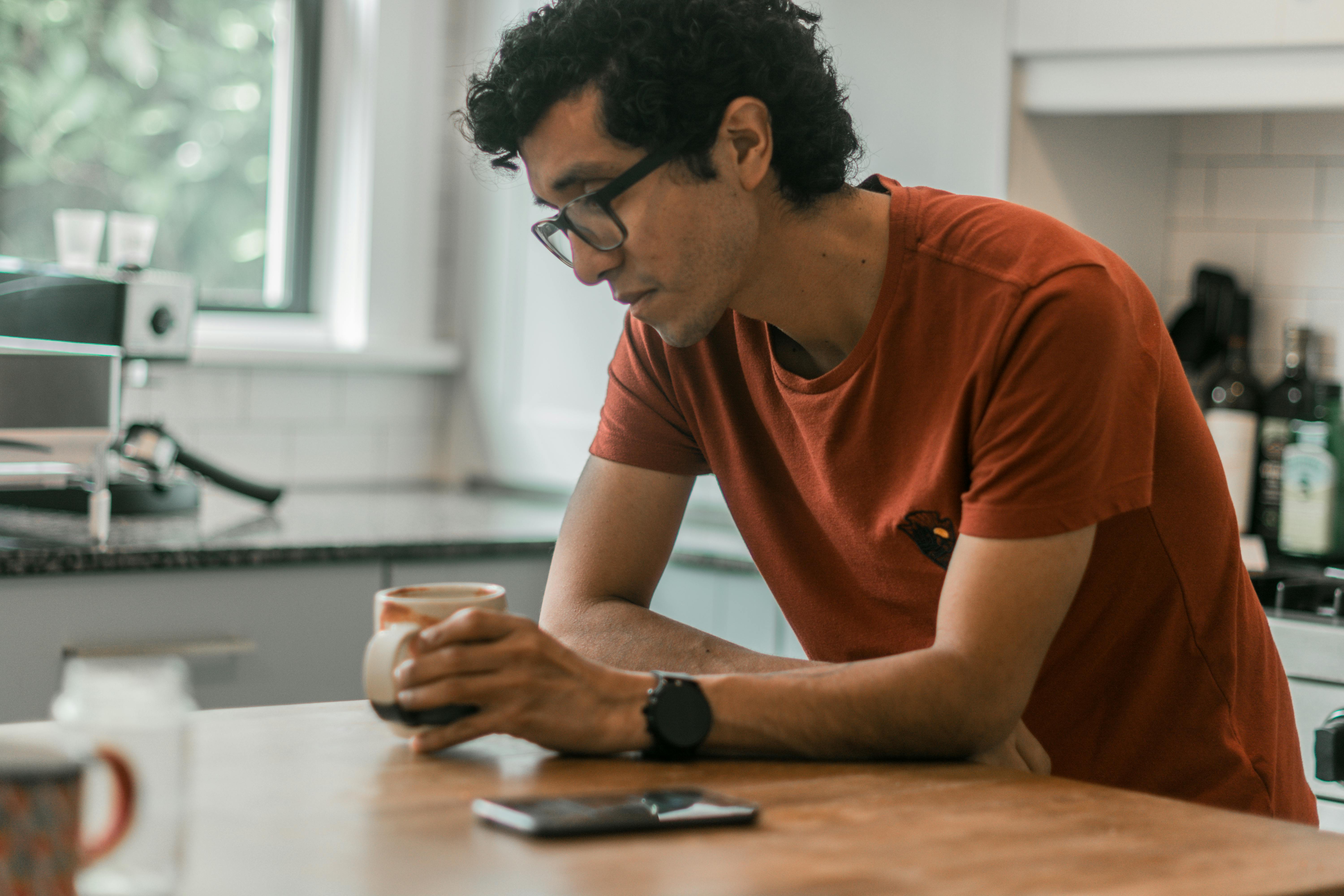 Man leaning on the kitchen counter | Source: Pexels