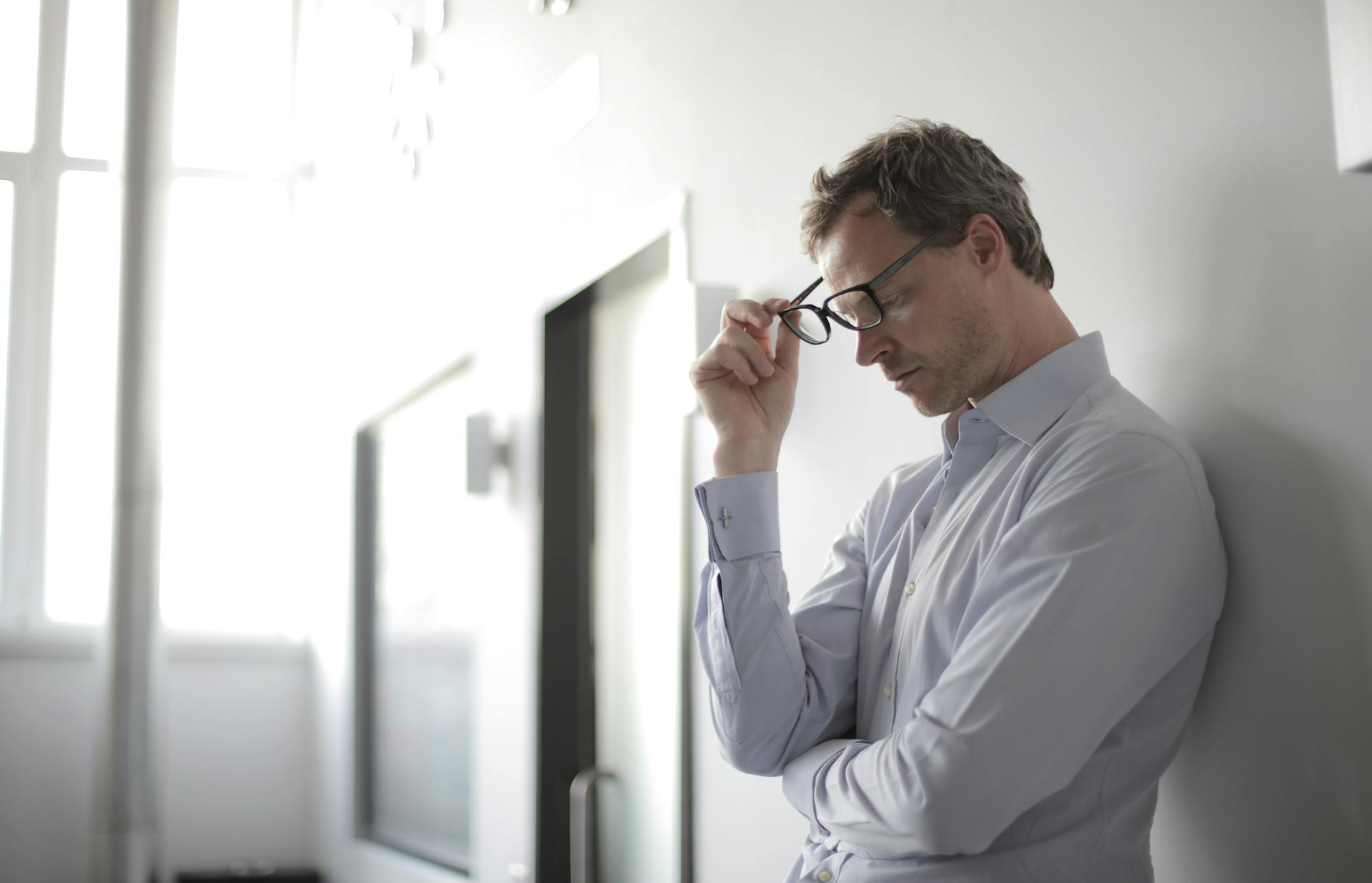 A man taking his glasses off | Source: Pexels