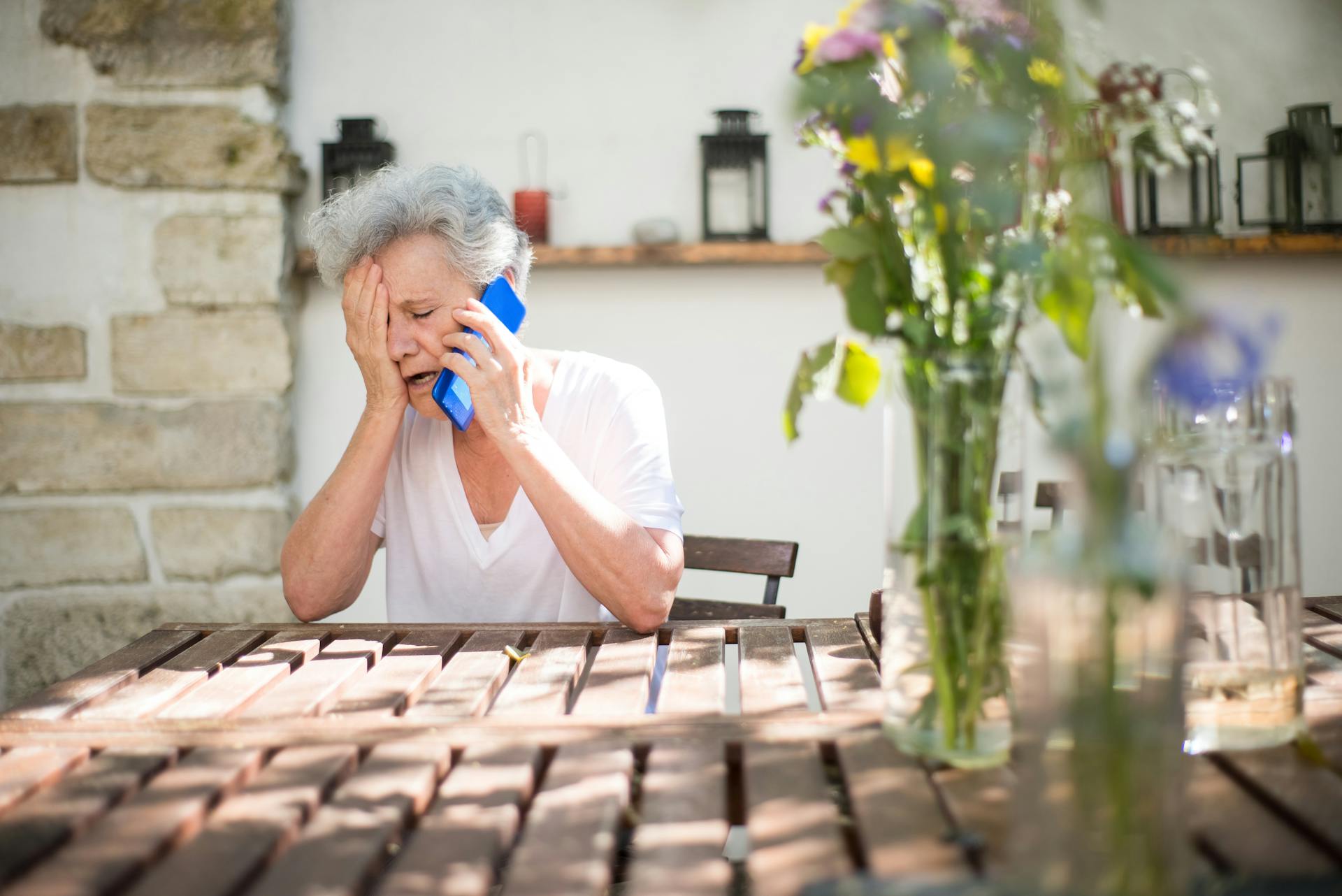 A distressed woman on a call | Source: Pexels