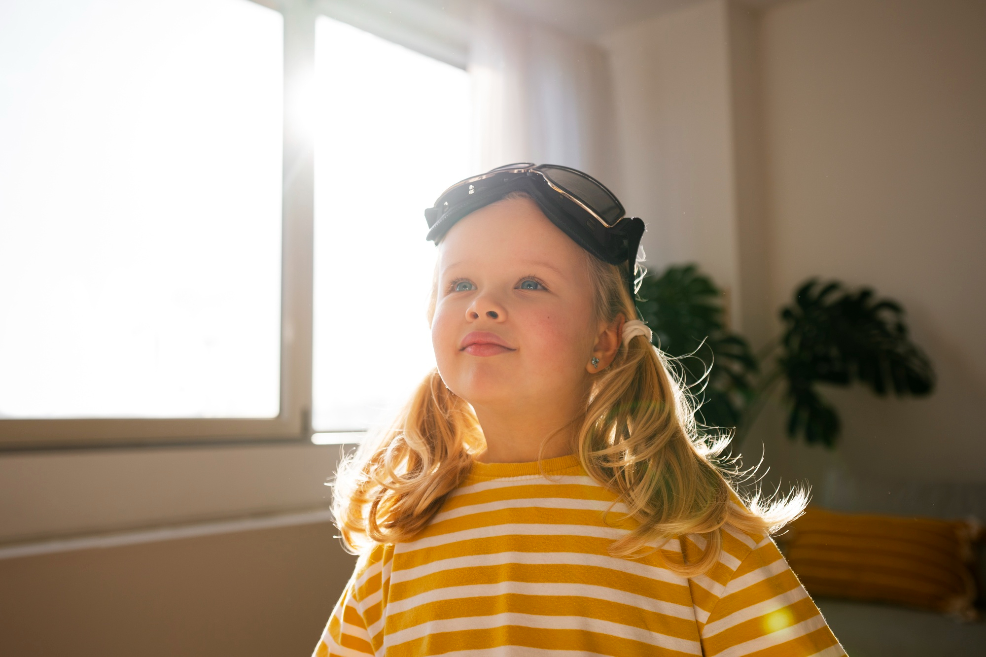 A little girl in a yellow shirt | Source: Freepik