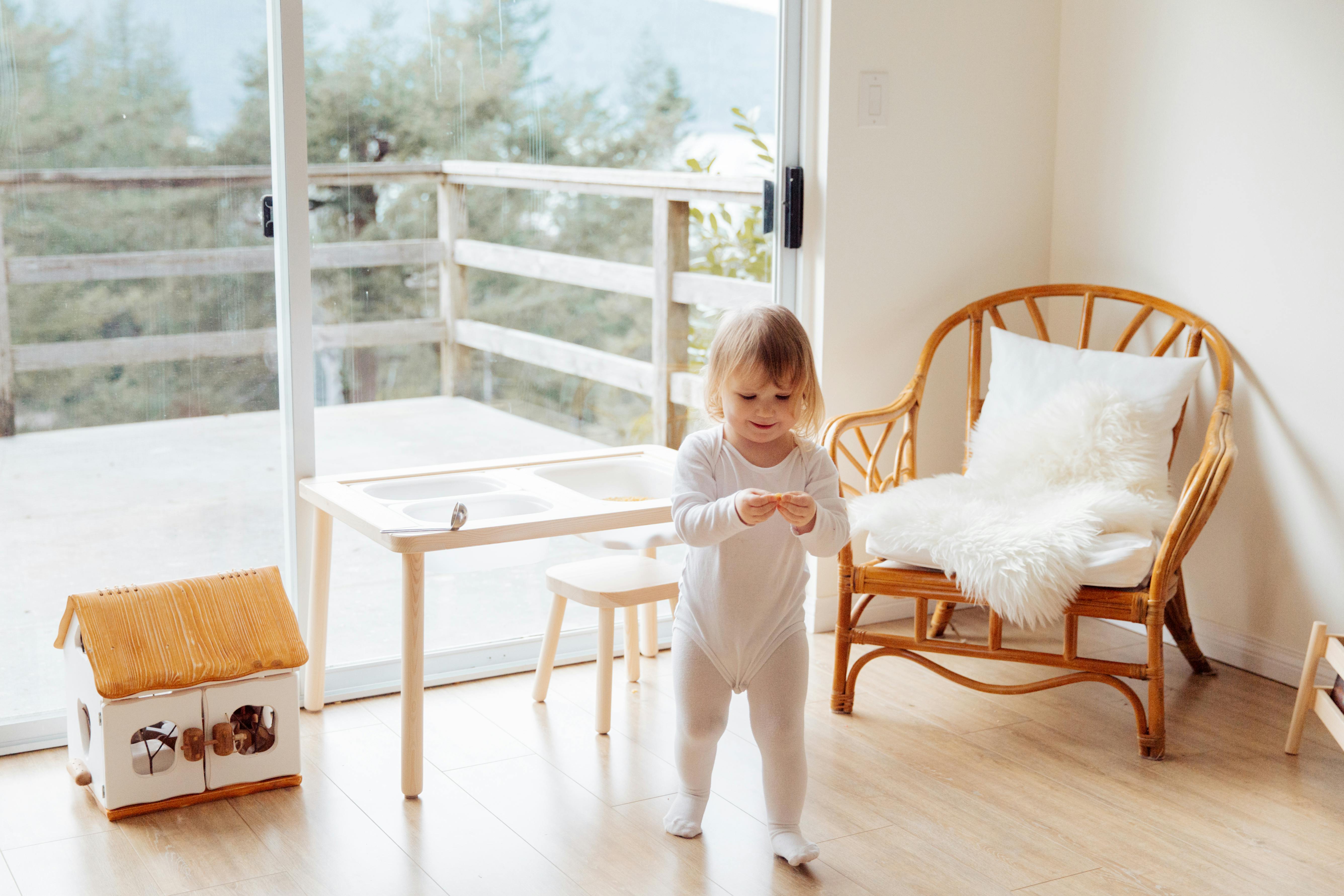 A little girl playing in a living room | Source: Pexels