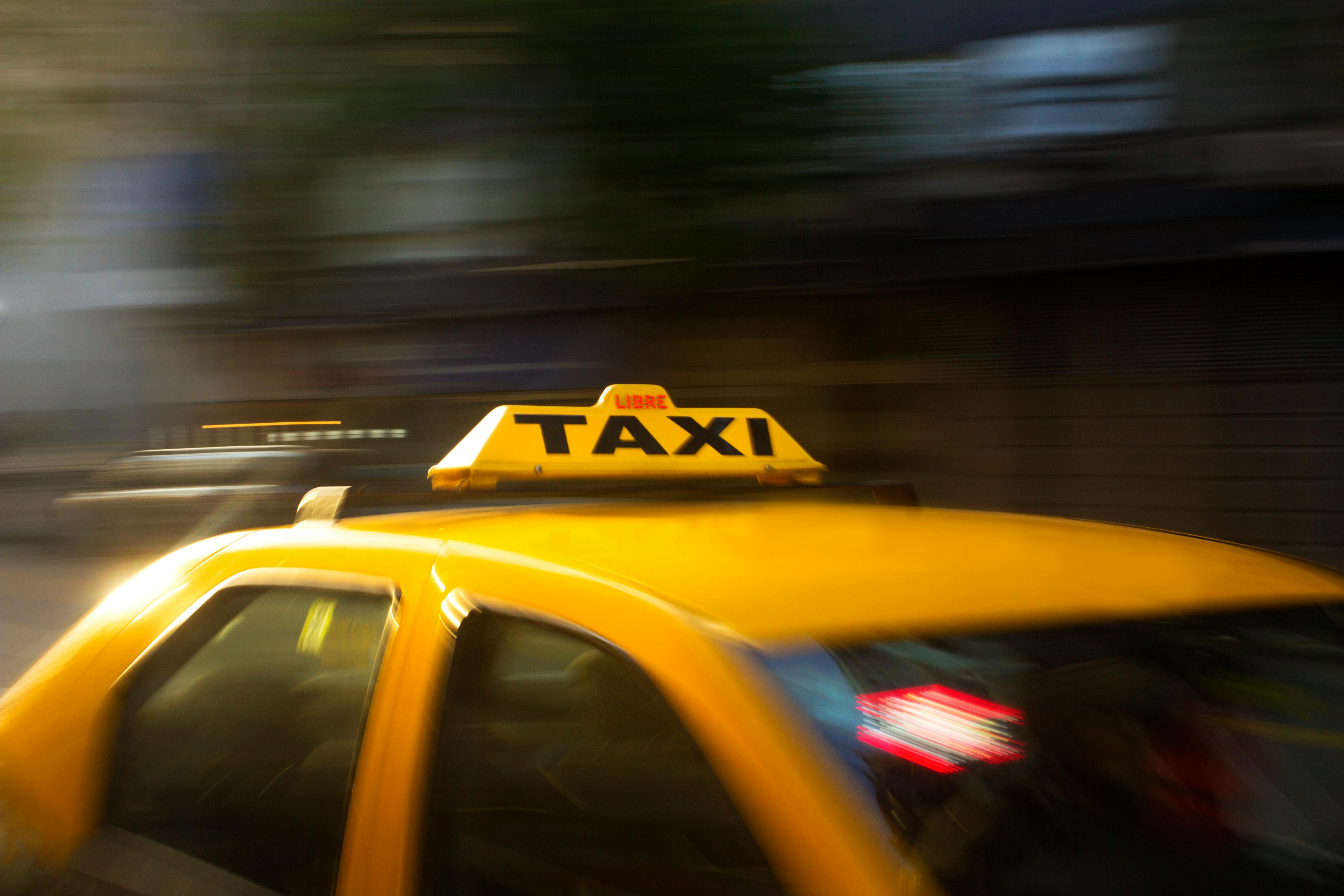 Un taxi jaune sur la route | Source : Pexels
