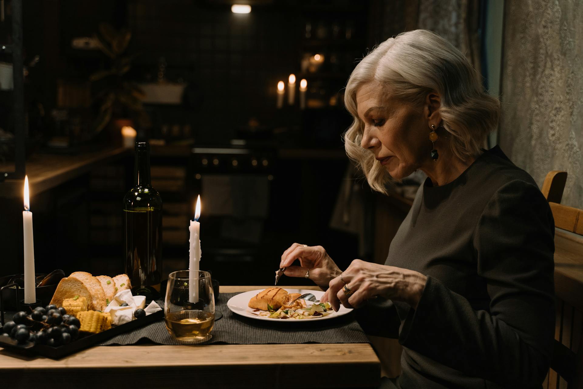 A woman eating dinner alone | Source: Pexels
