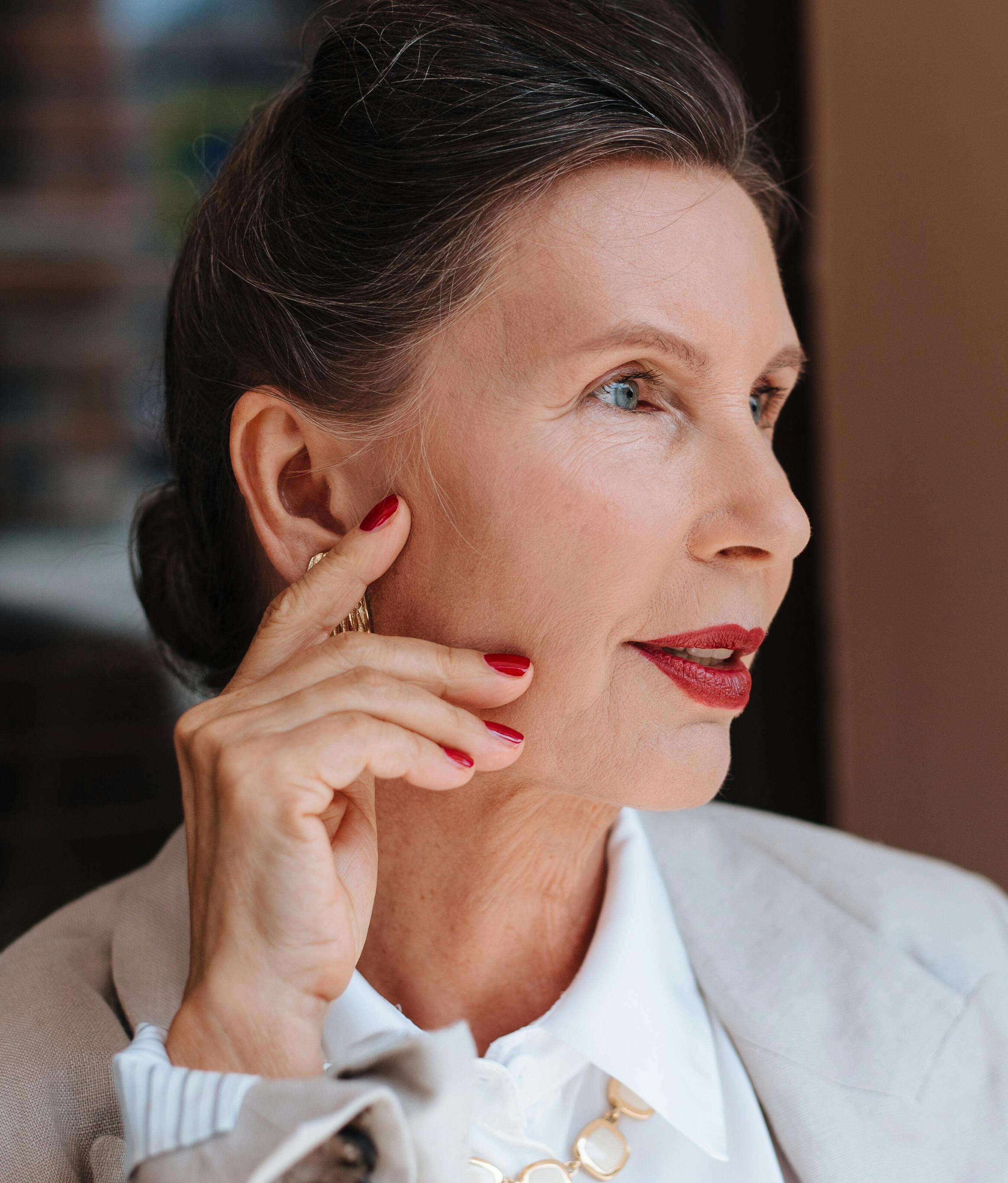 A woman, nicely dressed, looking around embarrassed | Source: Pexels