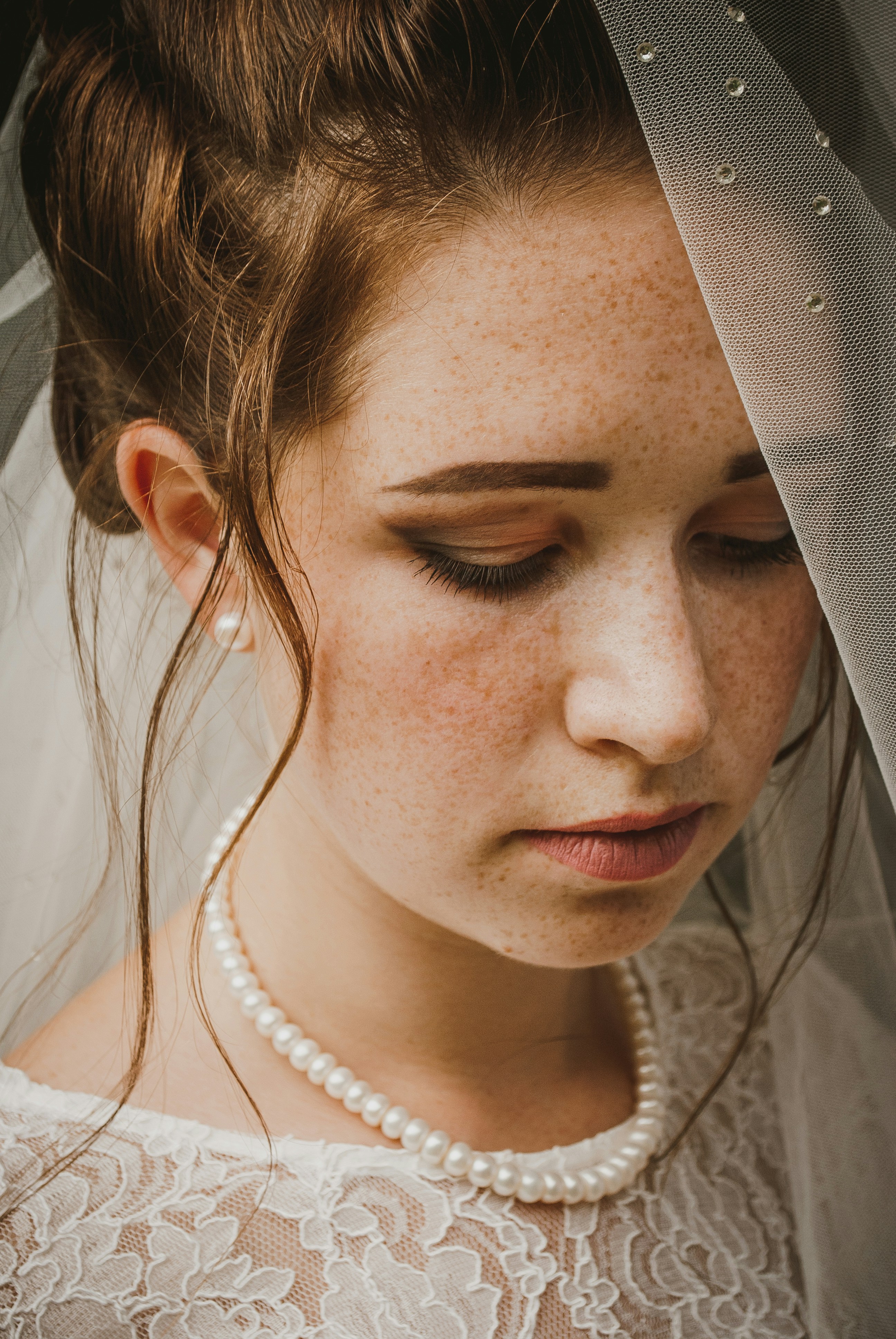 A bride looking down | Source: Unsplash