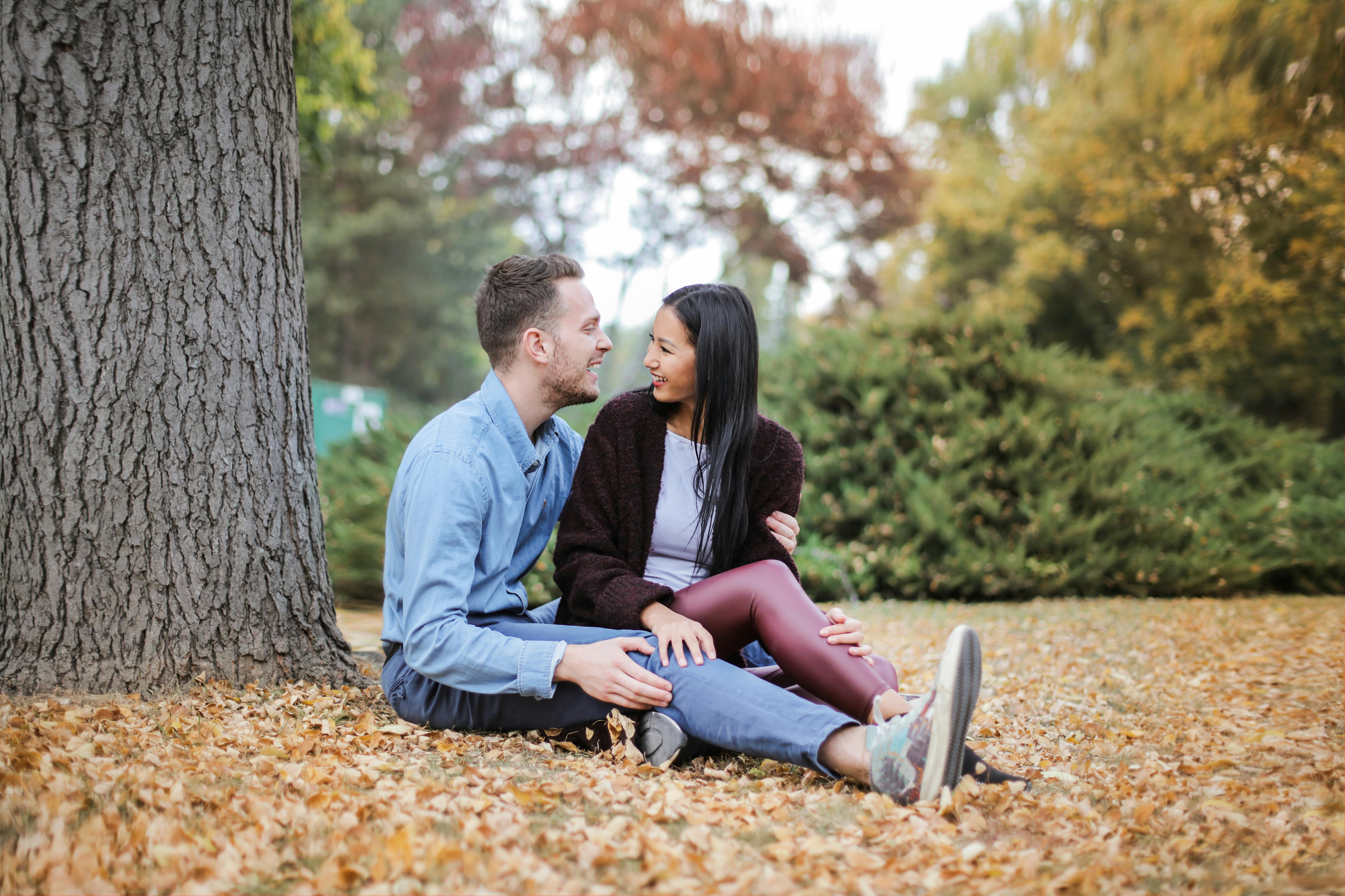A couple enjoying a conversation outdoors | Source: Pexels