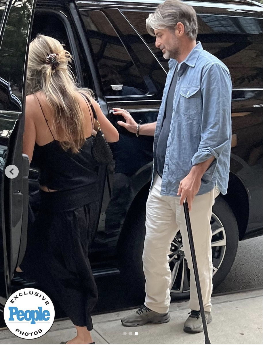 Jennifer Aniston and Jim Curtis abot to board a car in New York City on August 4, 2025. | Source Instagram/People