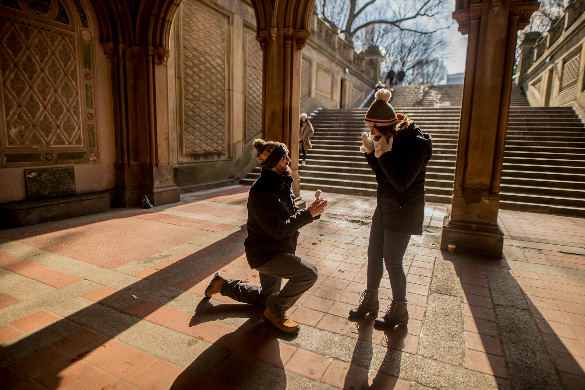 A man proposing to his girlfriend | Source: Pexels