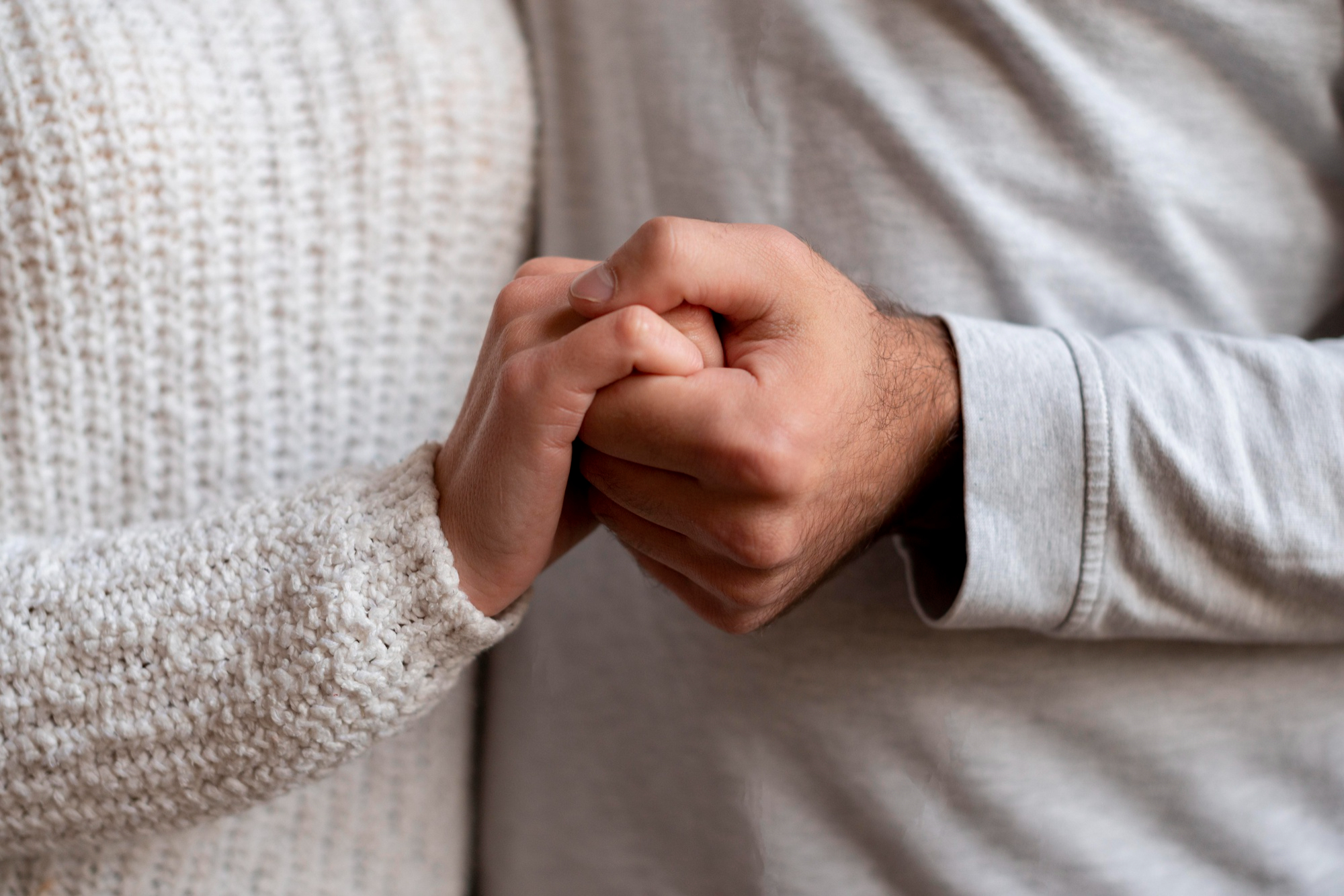A couple holding hands | Source: Freepik