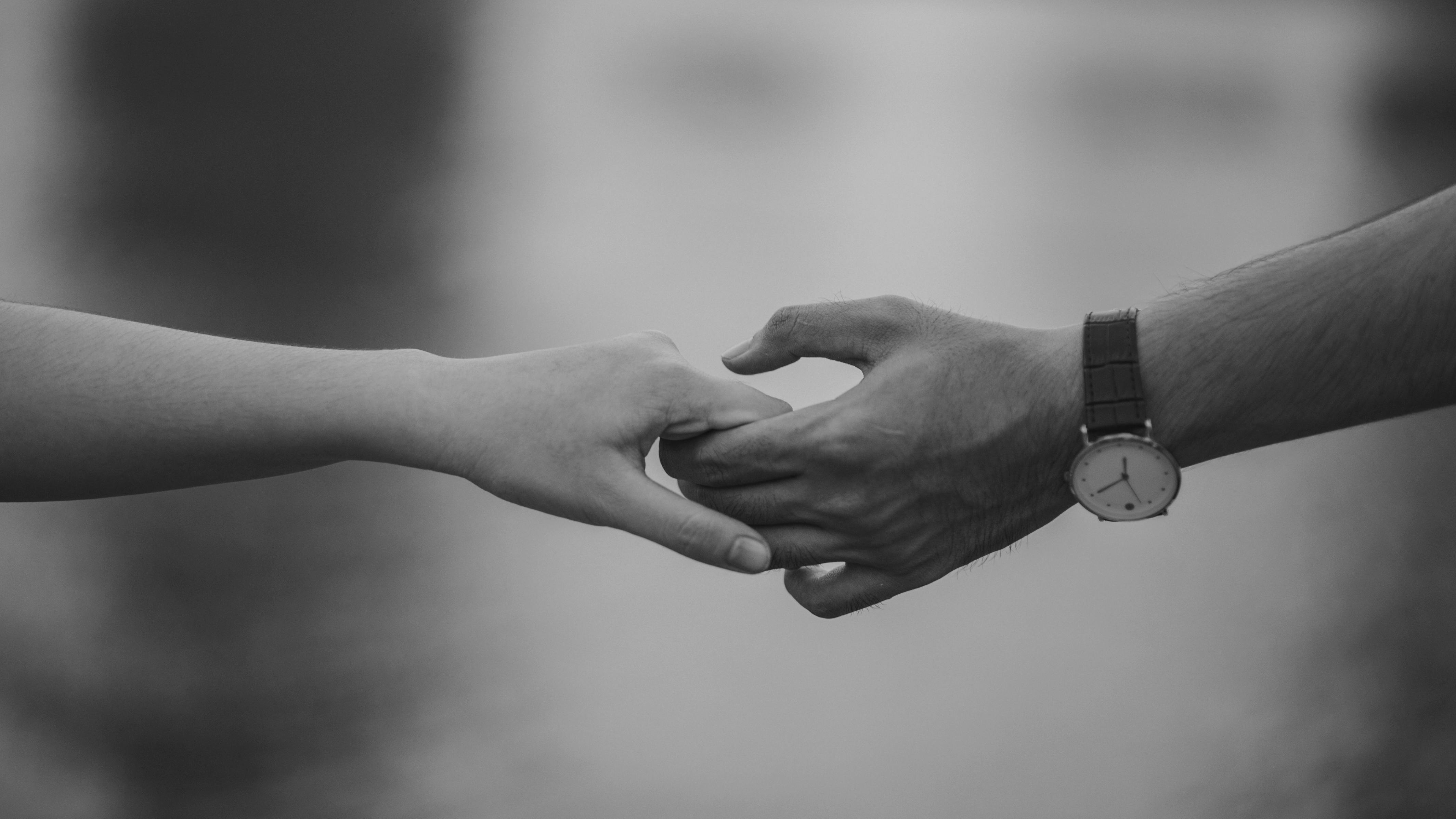 Couple holding hands | Source: Pexels