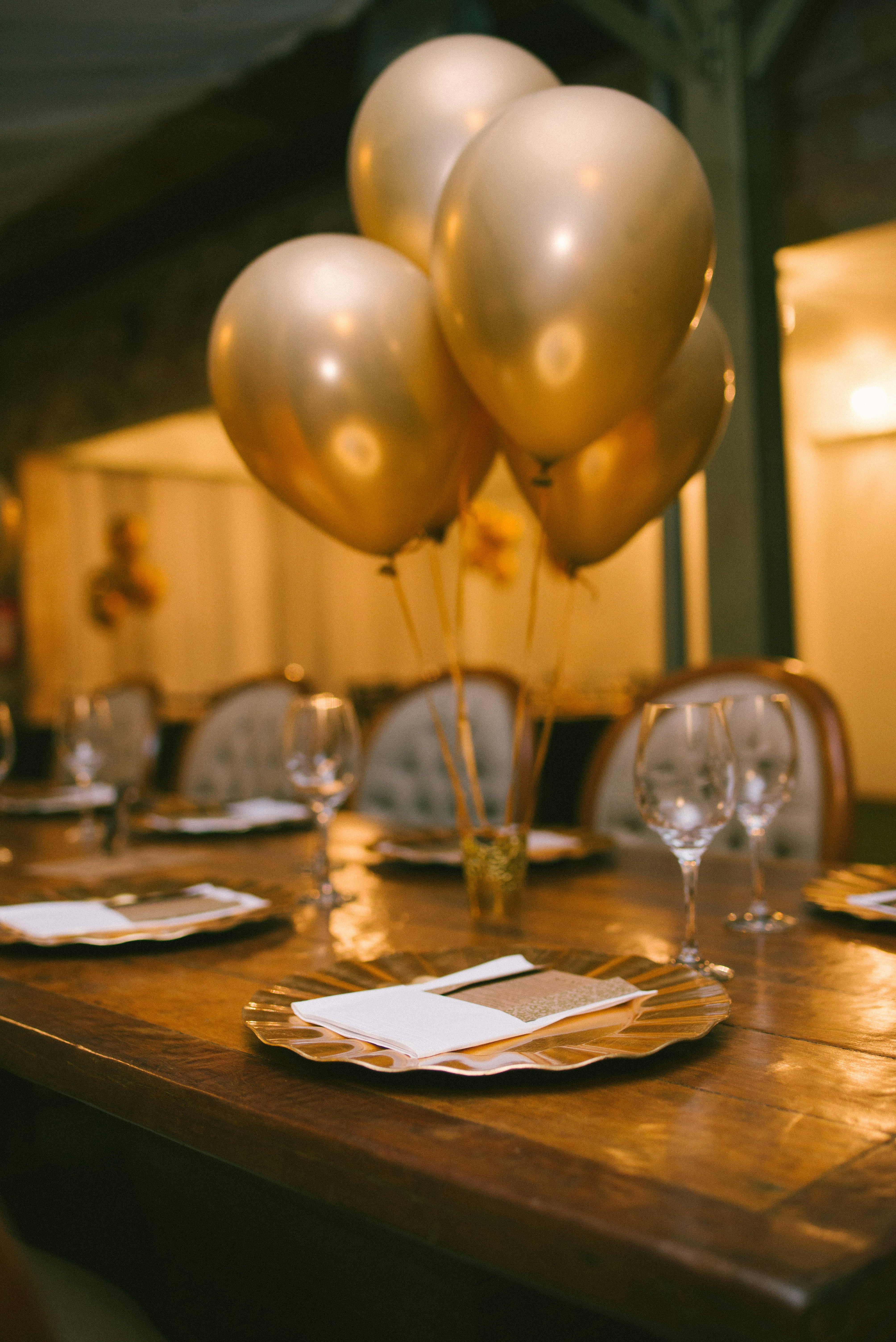 Decoração de festa dourada na mesa | Fonte: Unsplash