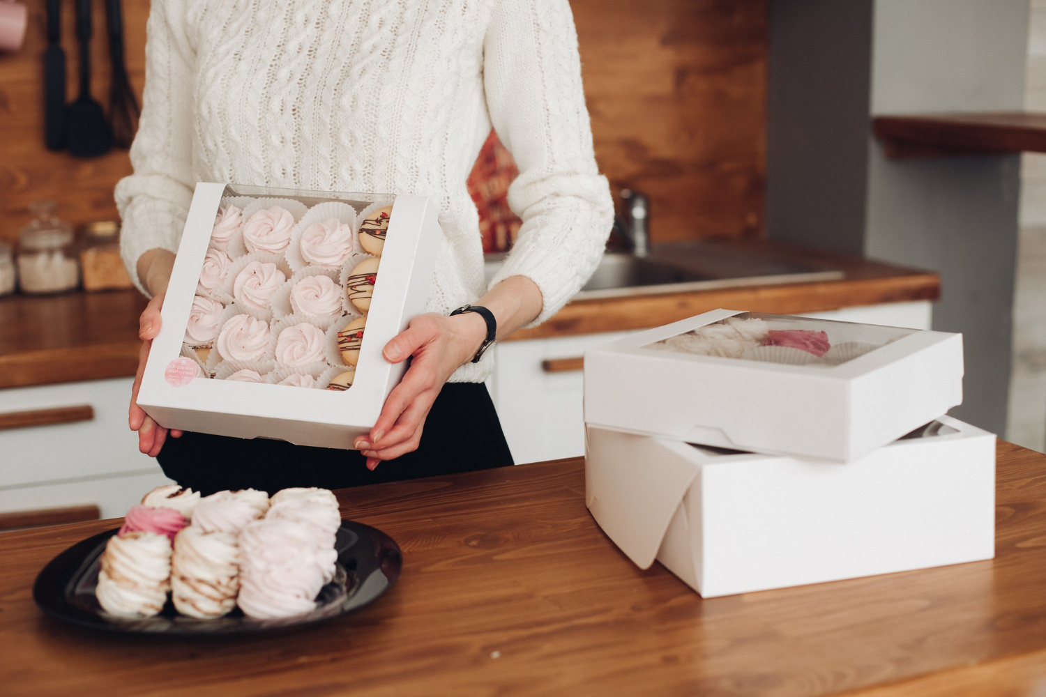 My Sister Made Me Eat in the Garage at Her Wedding Because 'There Wasn't Enough Space for Everyone Inside' 20 A woman holding a cake box | Source: Freepik