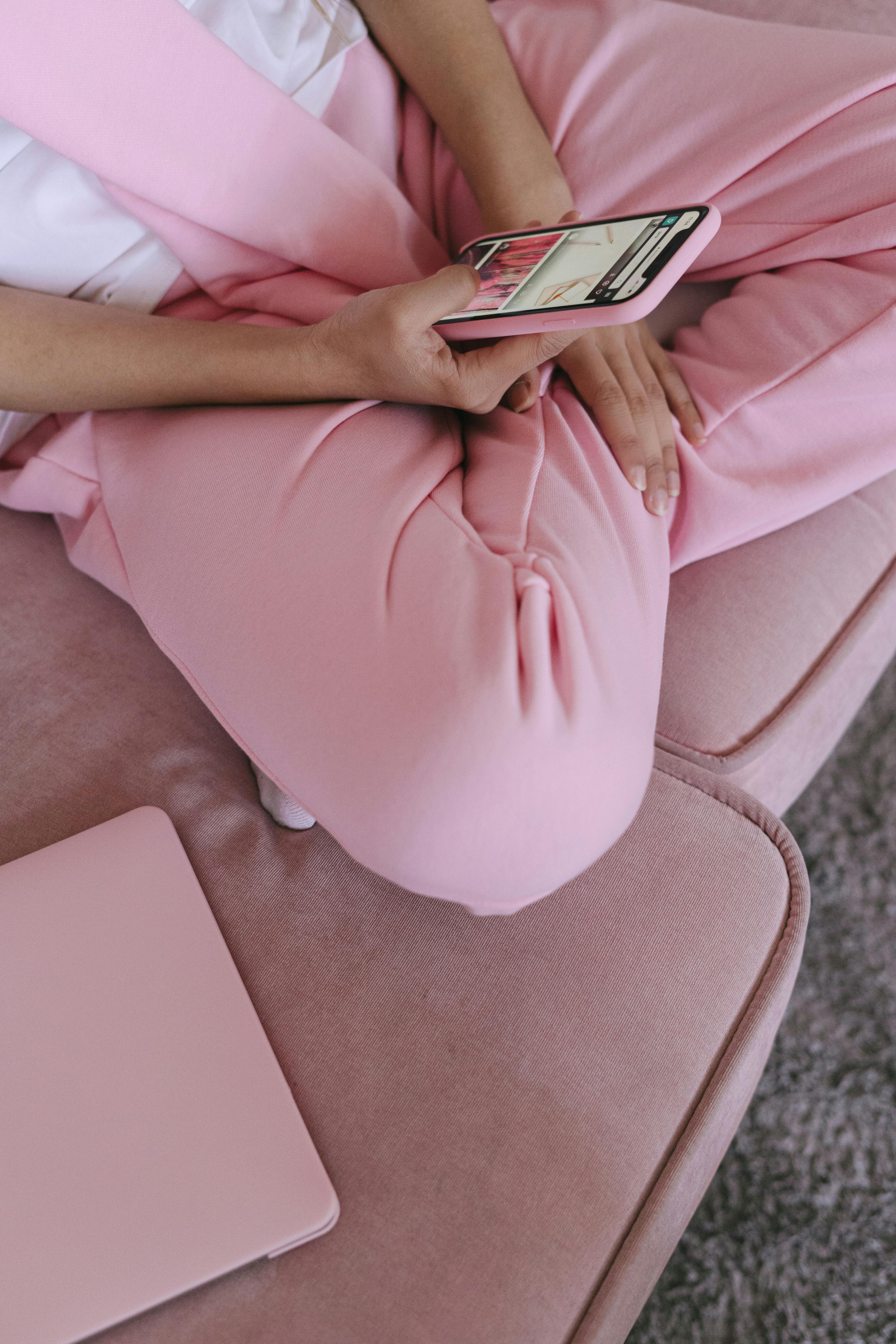 A woman using her phone | Source: Pexels