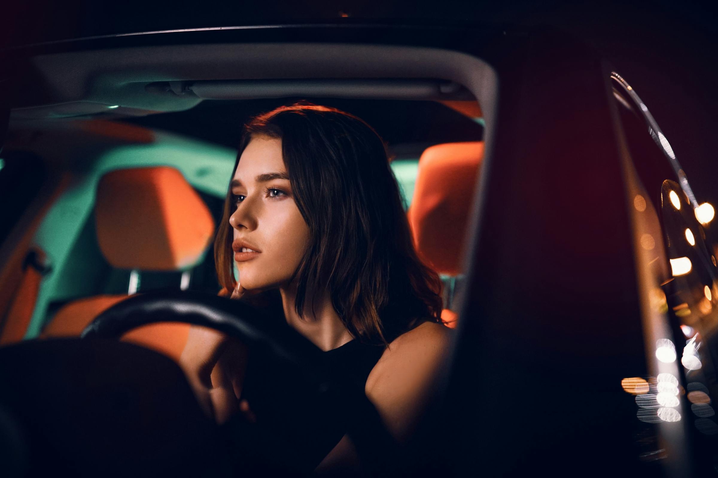 A woman driving at night | Source: Pexels