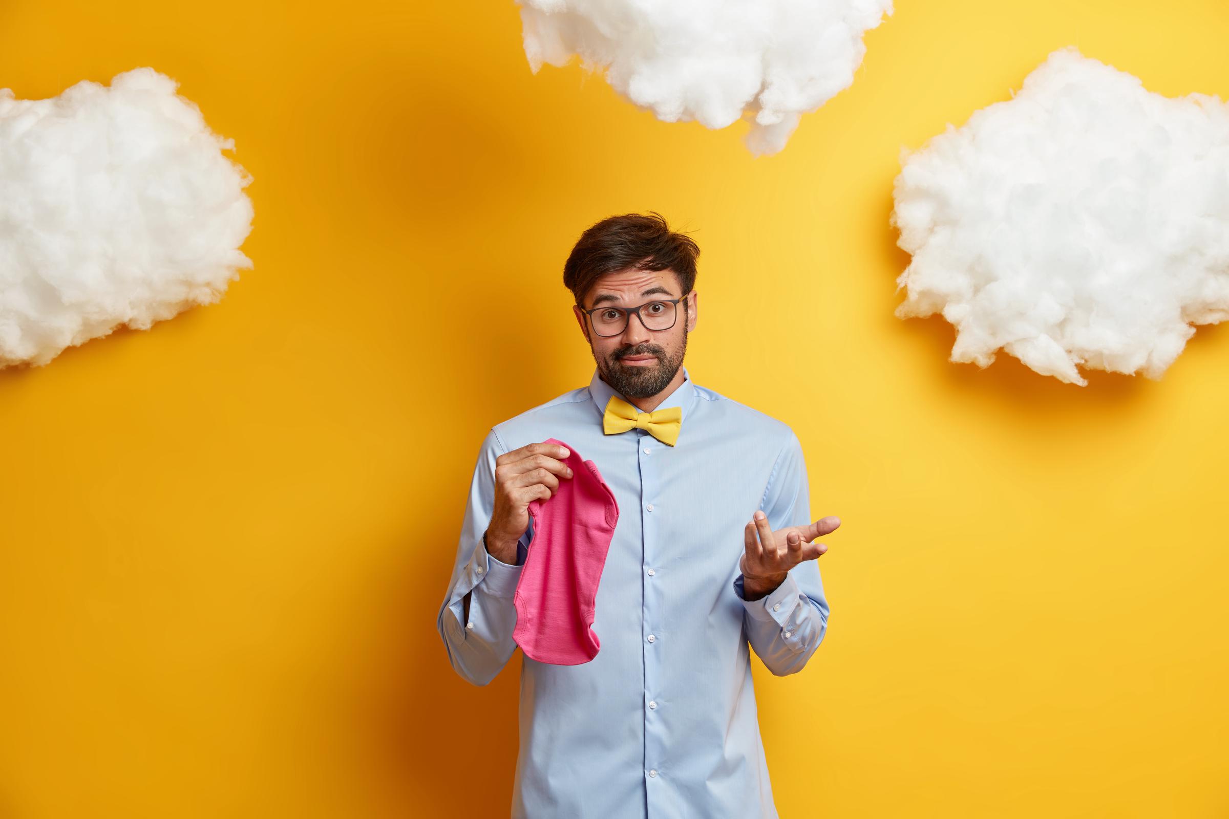 A man holding a dust cloth | Source: Freepik