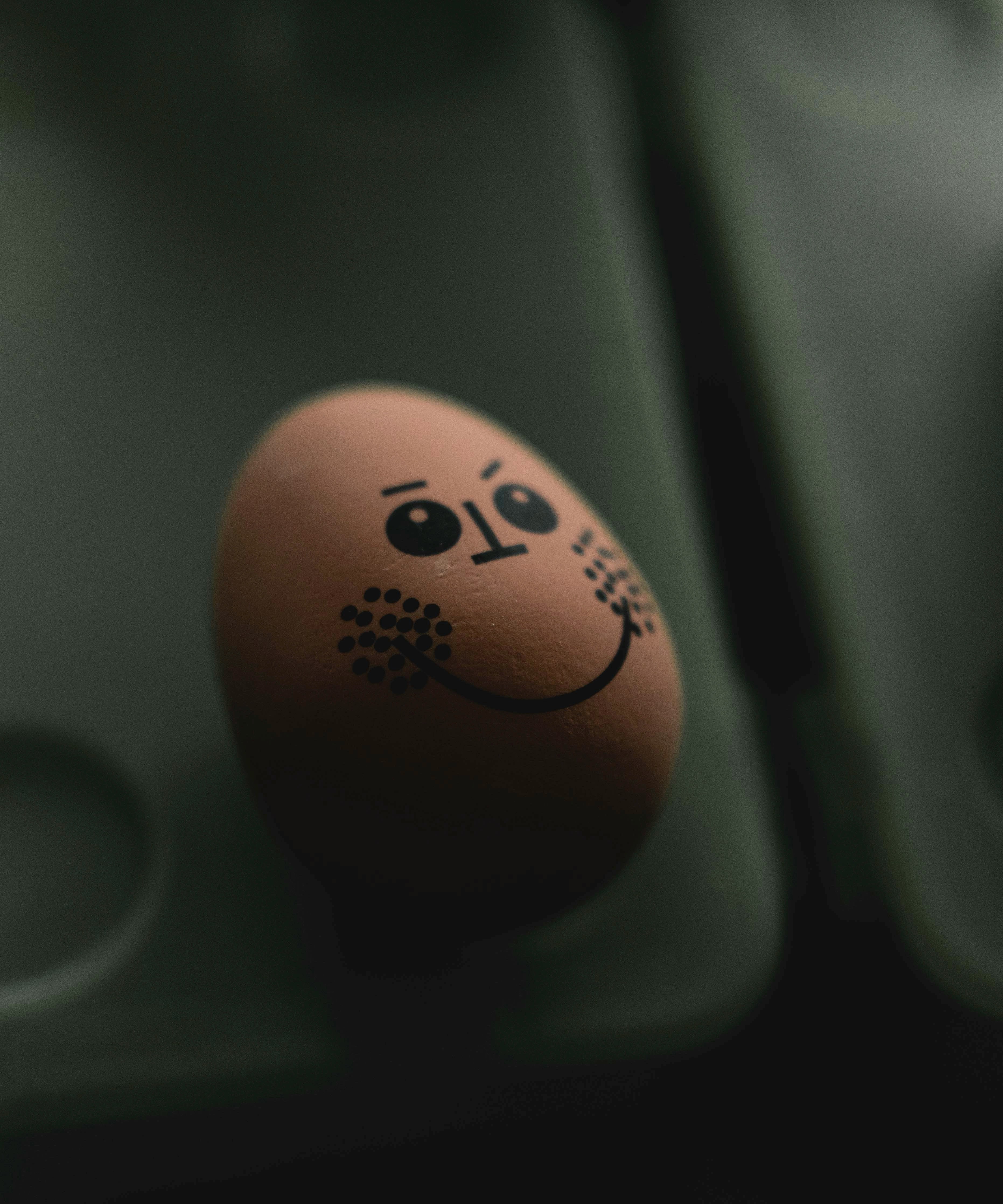 A close-up of an egg on a black surface | Source: Unsplash