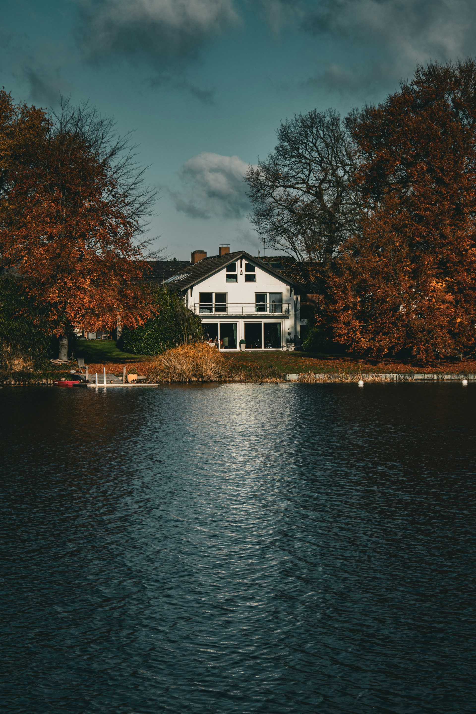 A picturesque lake house | Source: Unsplash