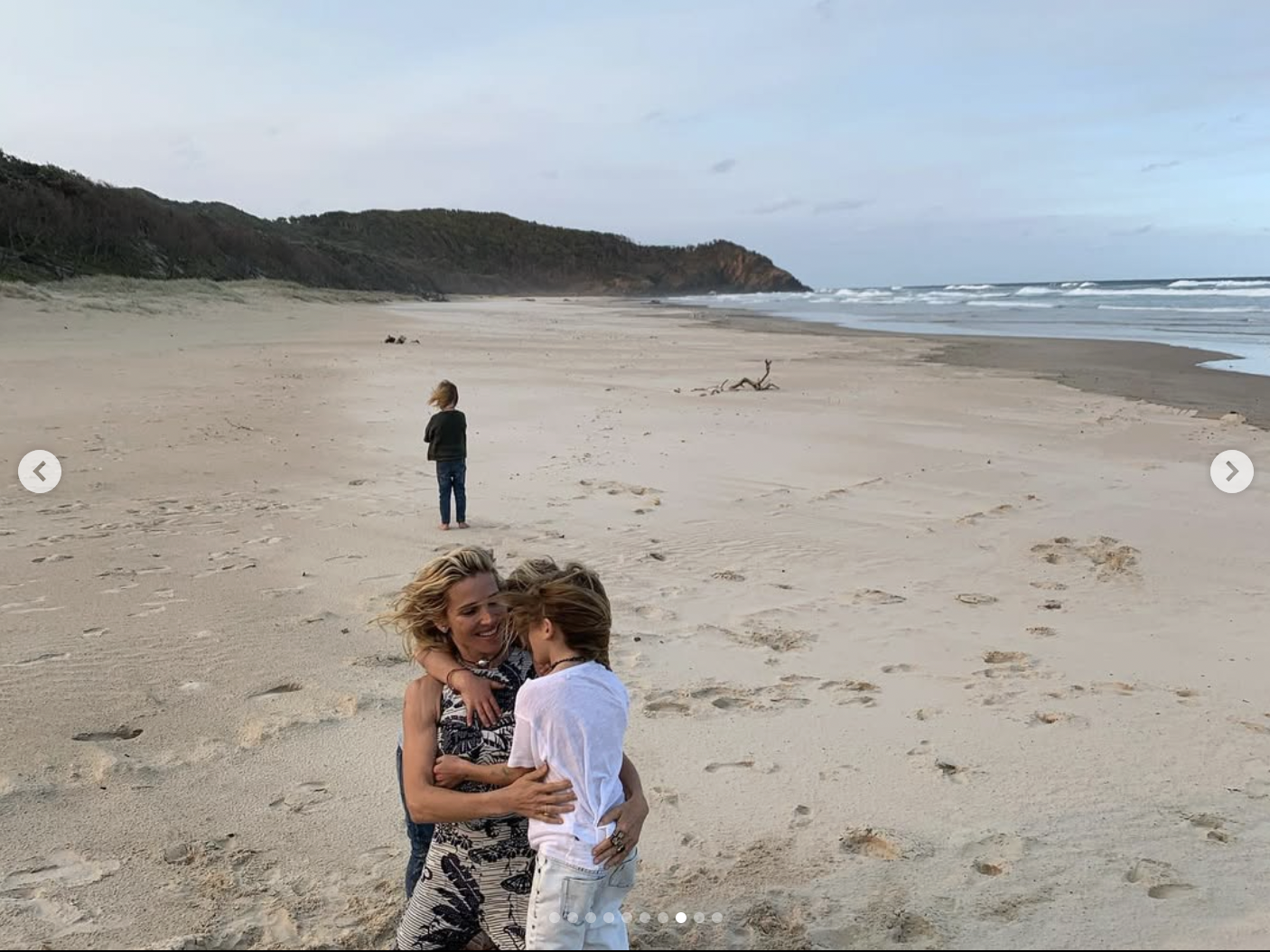 Elsa Pataky and kids at the beach, from a post in July 2020 | Source: instagram/chrishemsworth