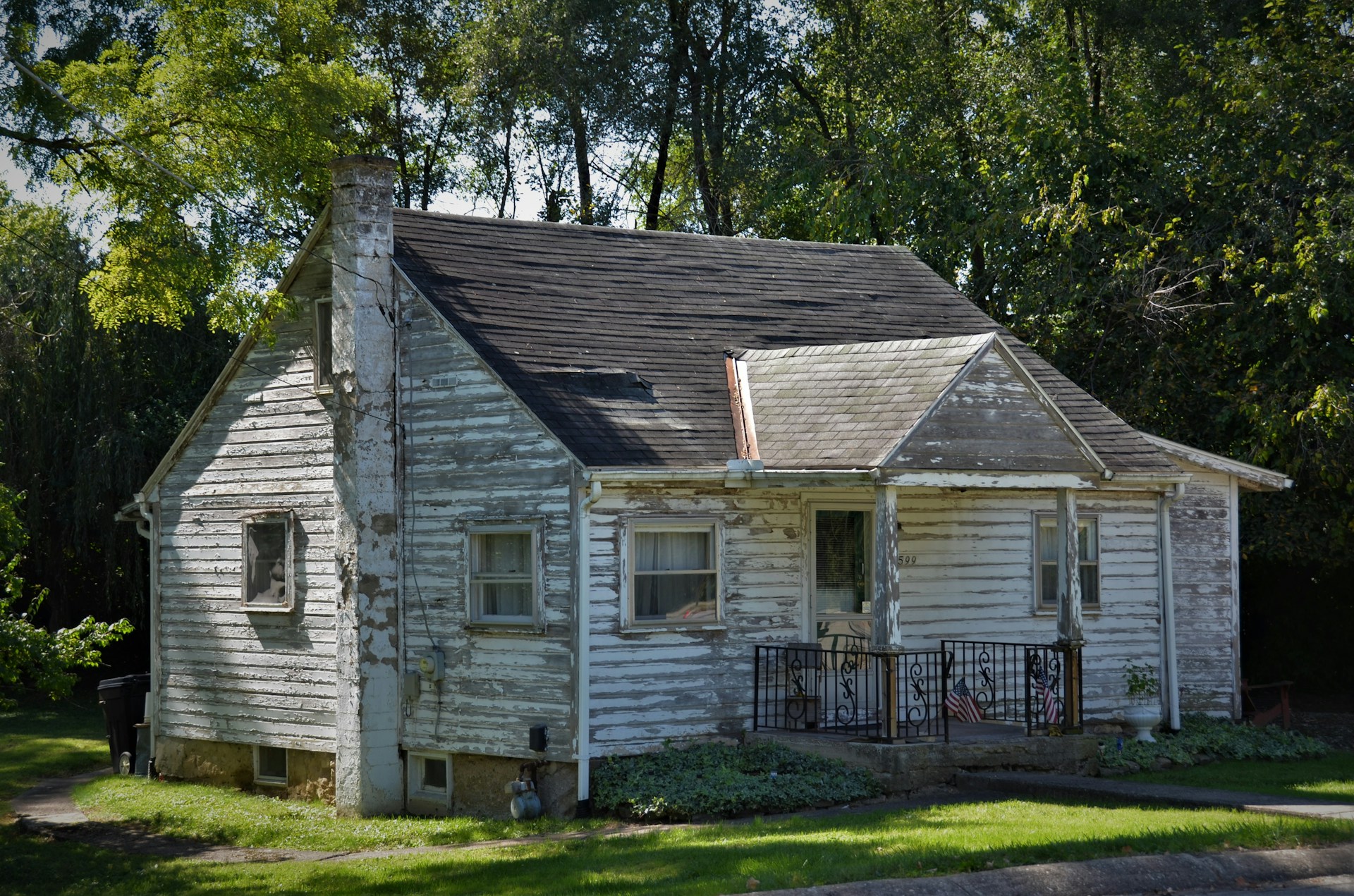 Uma pequena casa desgastada pelo tempo | Fonte: Unsplash