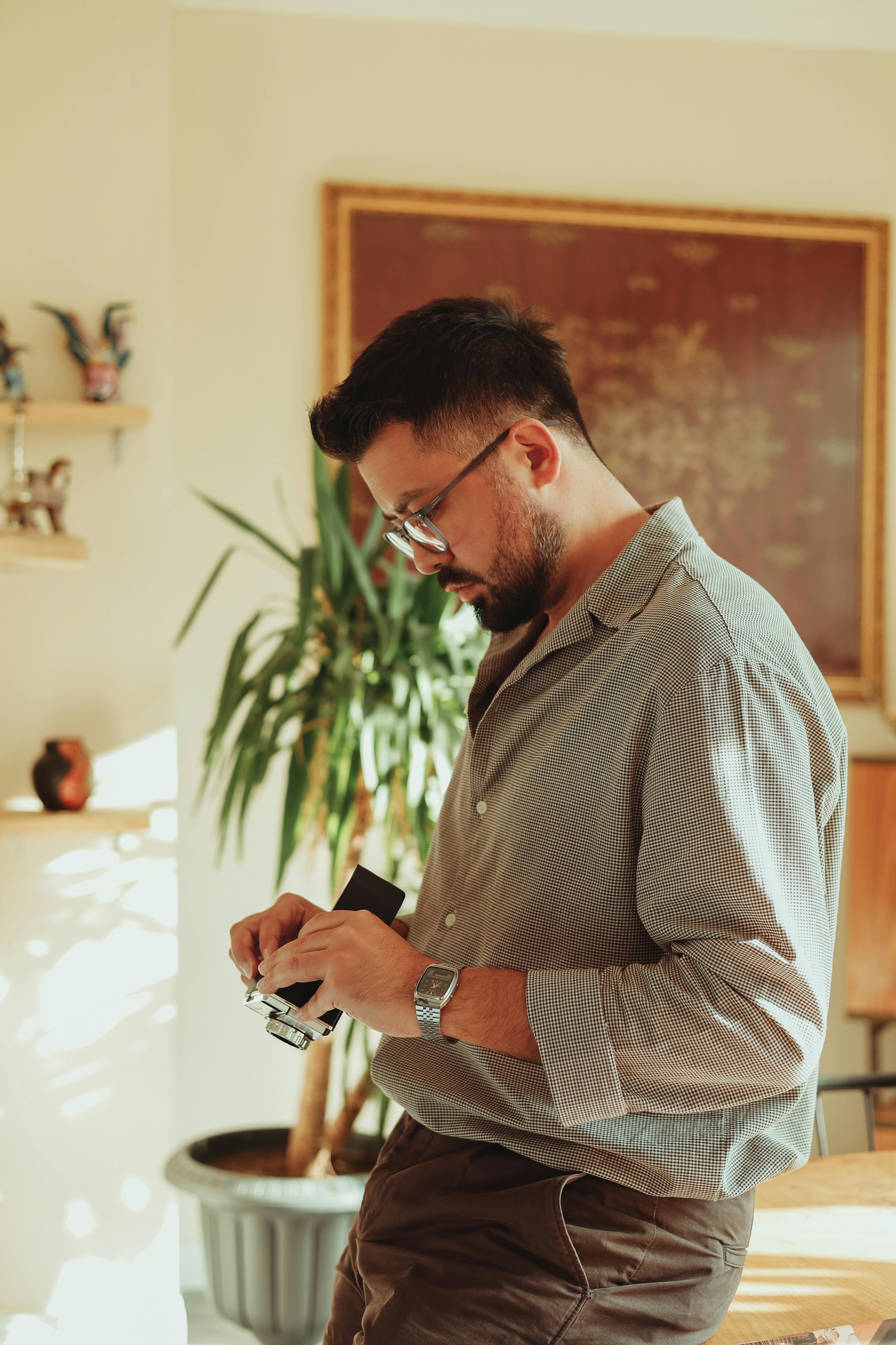 A man standing in a living room | Source: Pexels