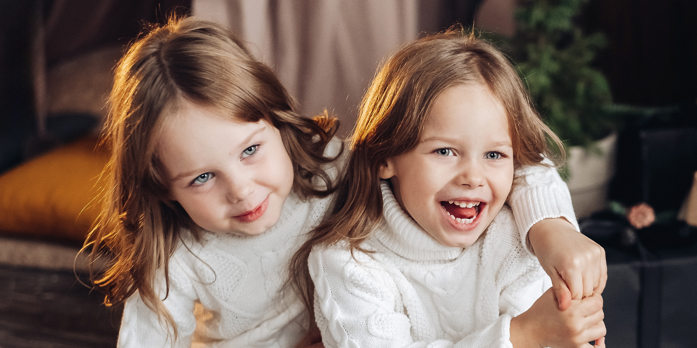 Twin girls | Source: Freepik