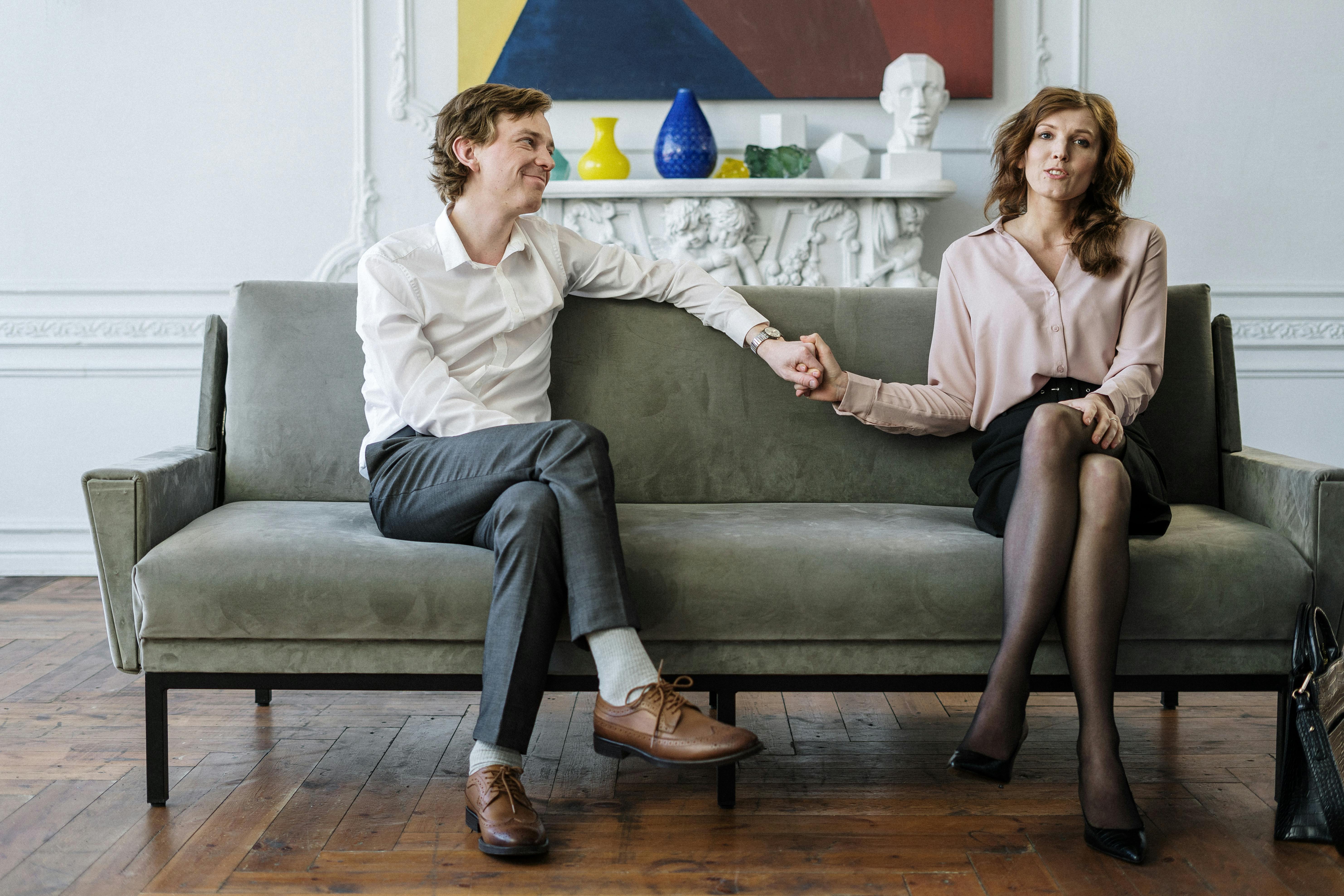 A man a woman holding hands | Source: Pexels