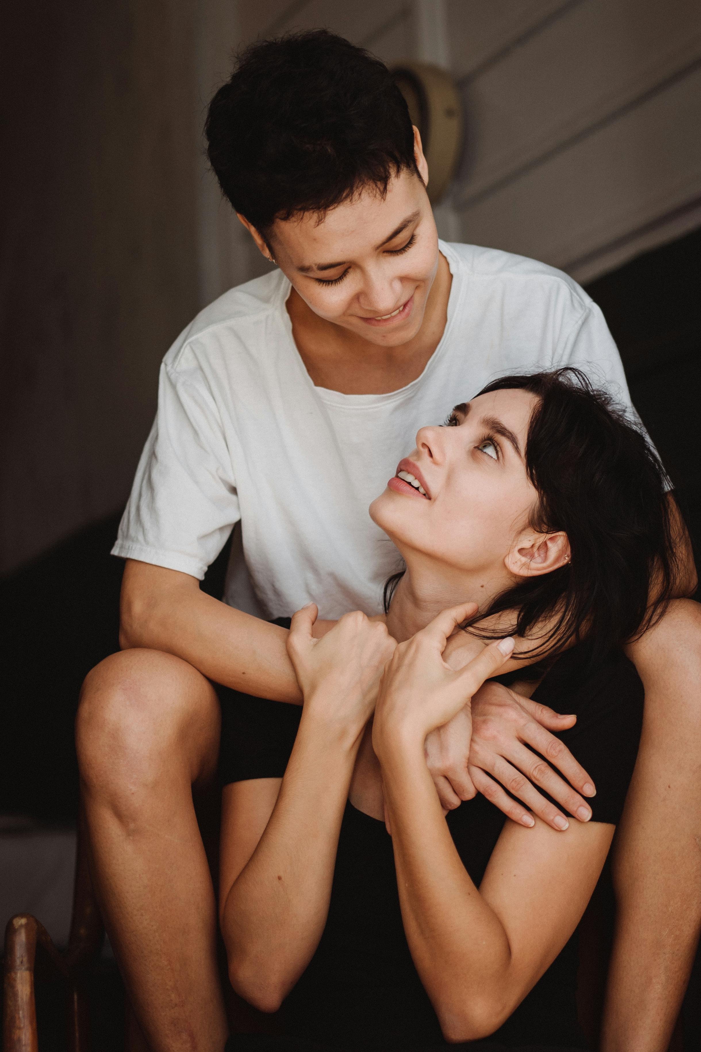 Couple gazing at each other | Source: Pexels