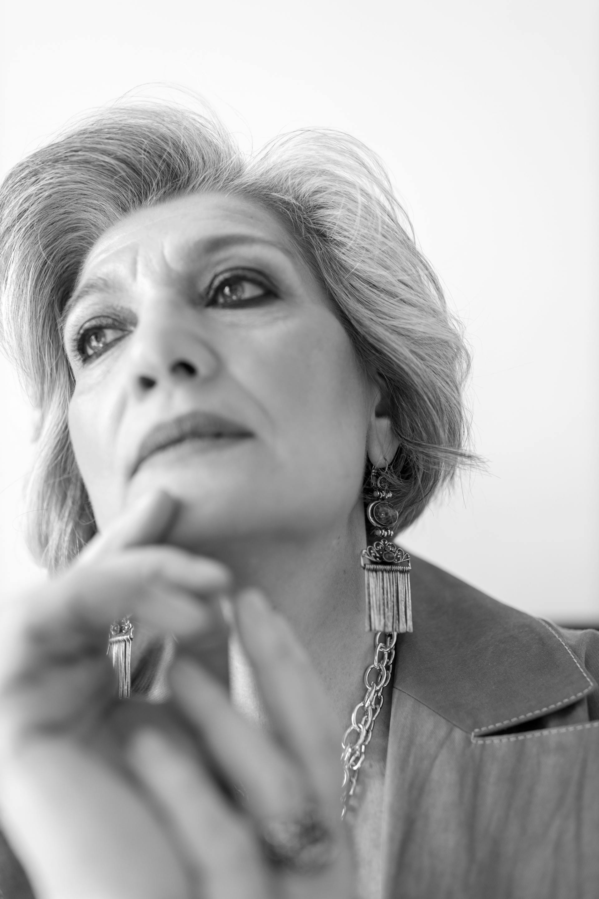 A woman studying someone uncertainly | Source: Pexels
