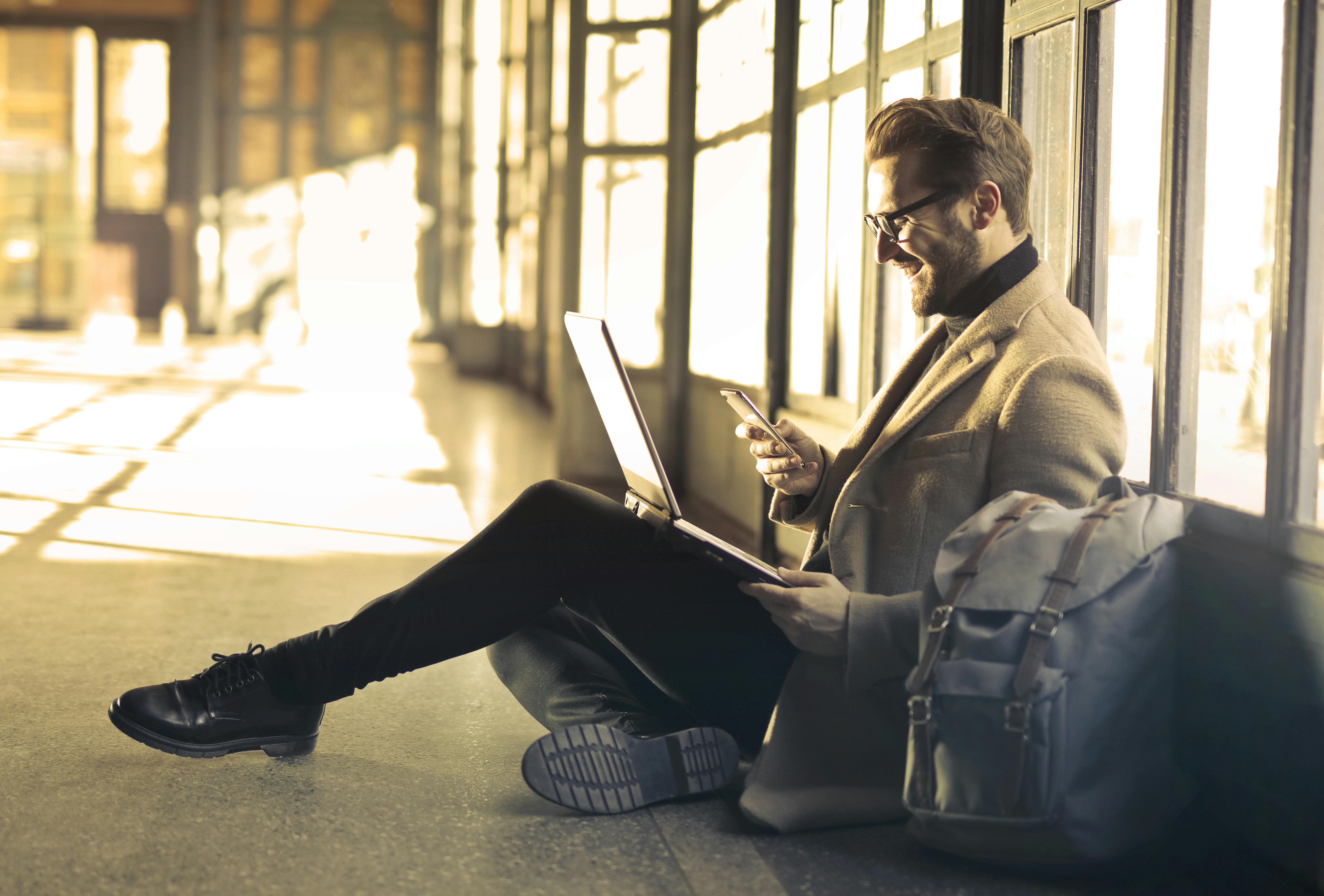Un homme assis dans un aéroport | Source : Pexels