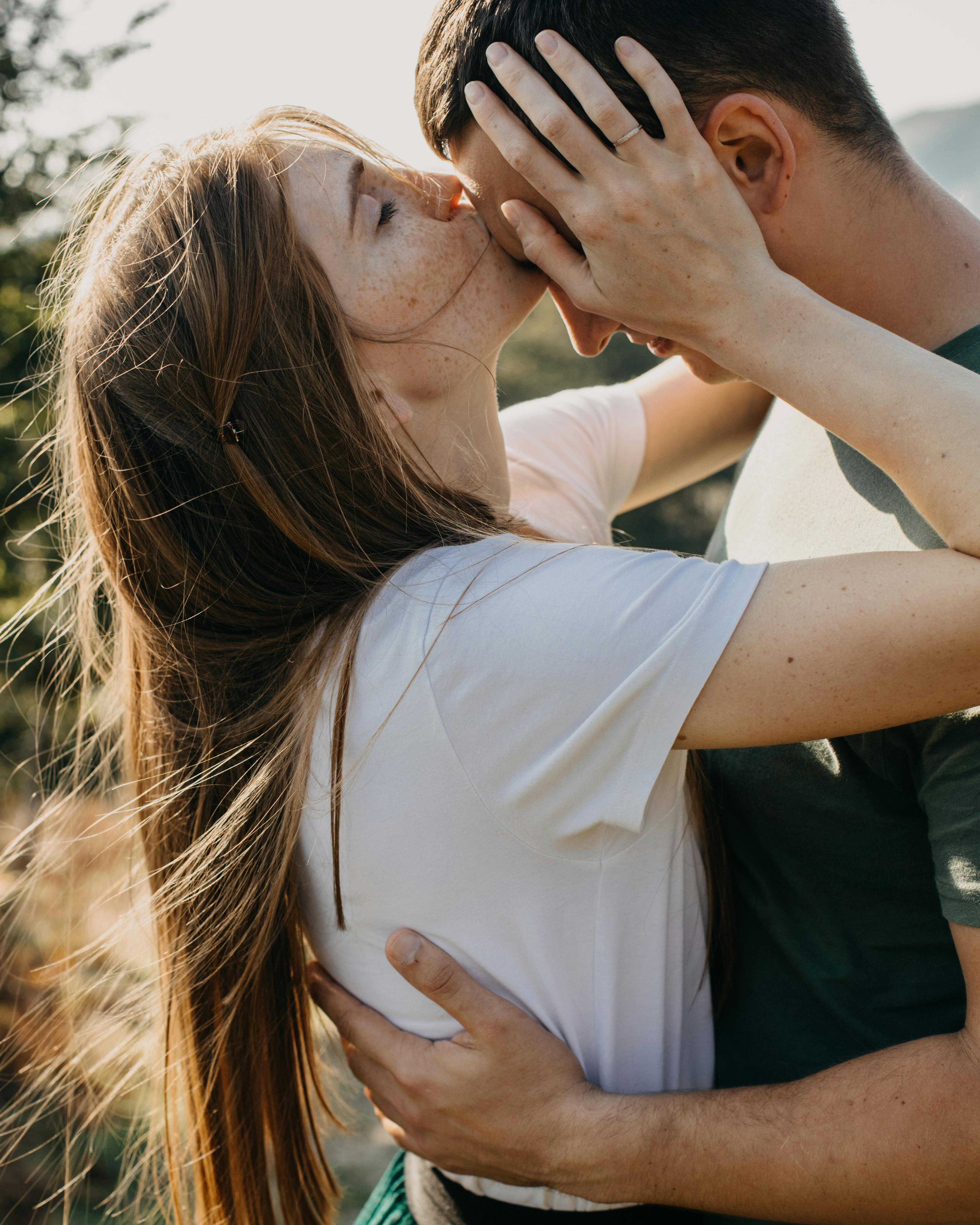 A woman planting a kiss on a man's forehead | Source: Pexels