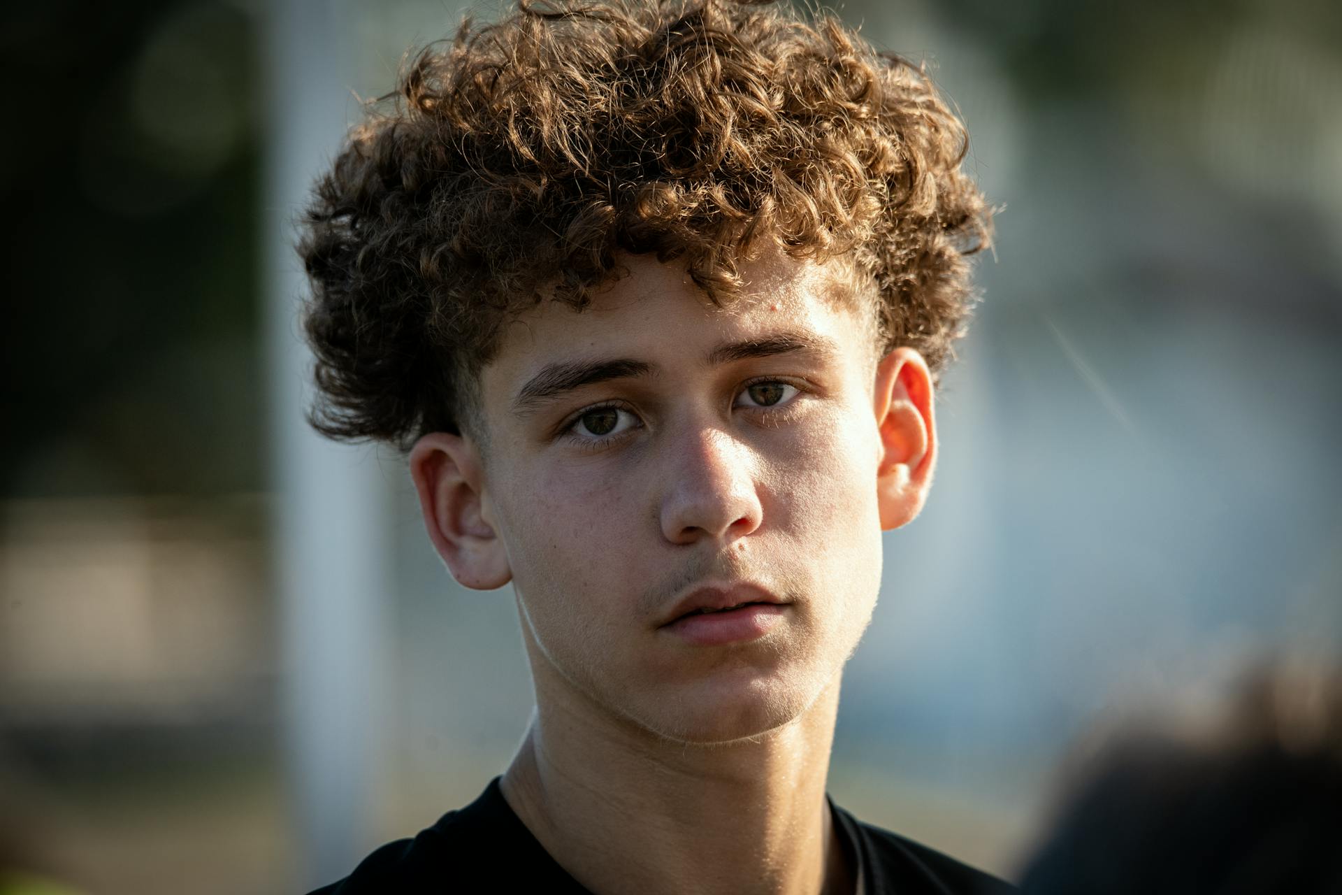 A boy looking straight ahead | Source: Pexels